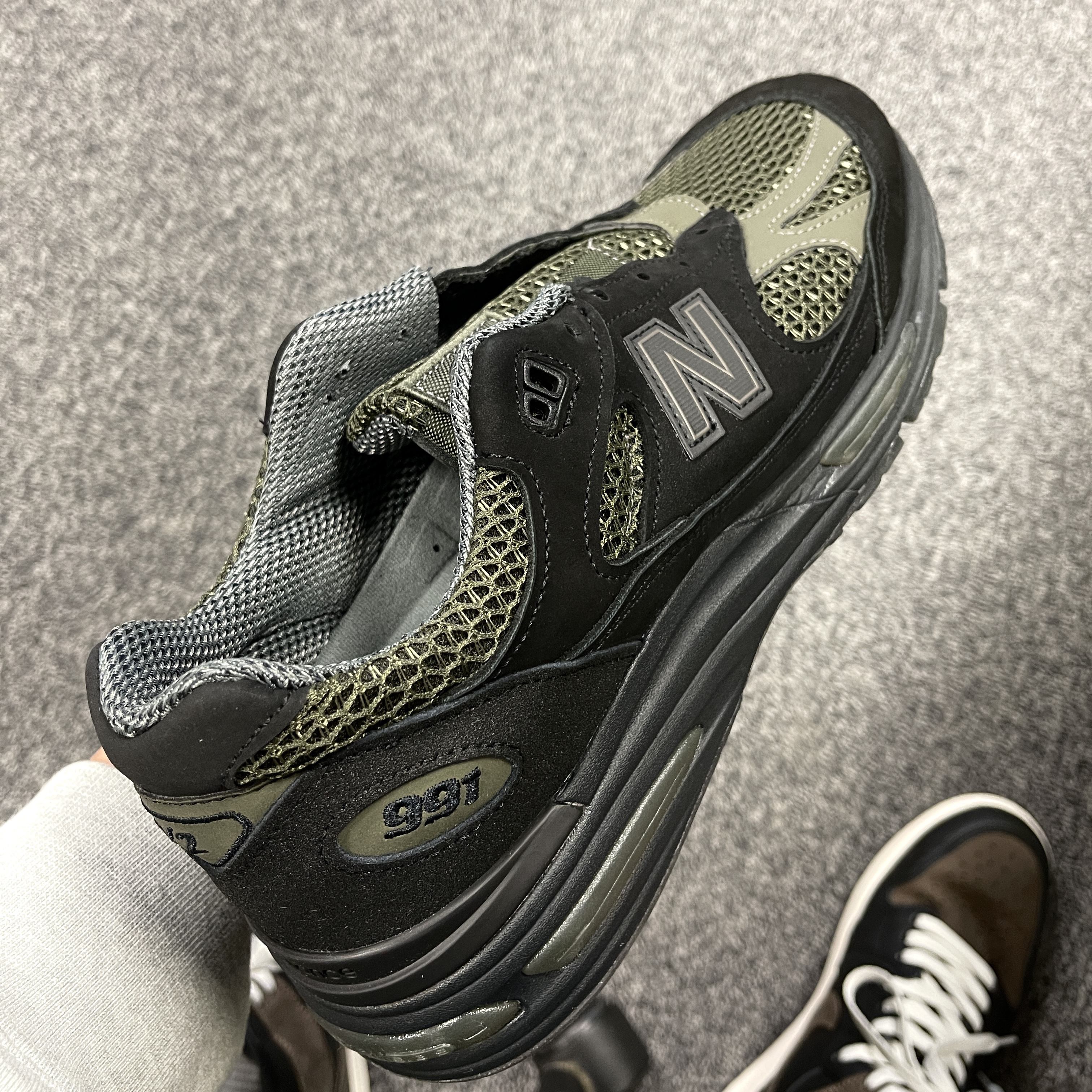 New Balance x Stone Island 991v2 Made in UK Black Olive Night 착용 스타일 - 3