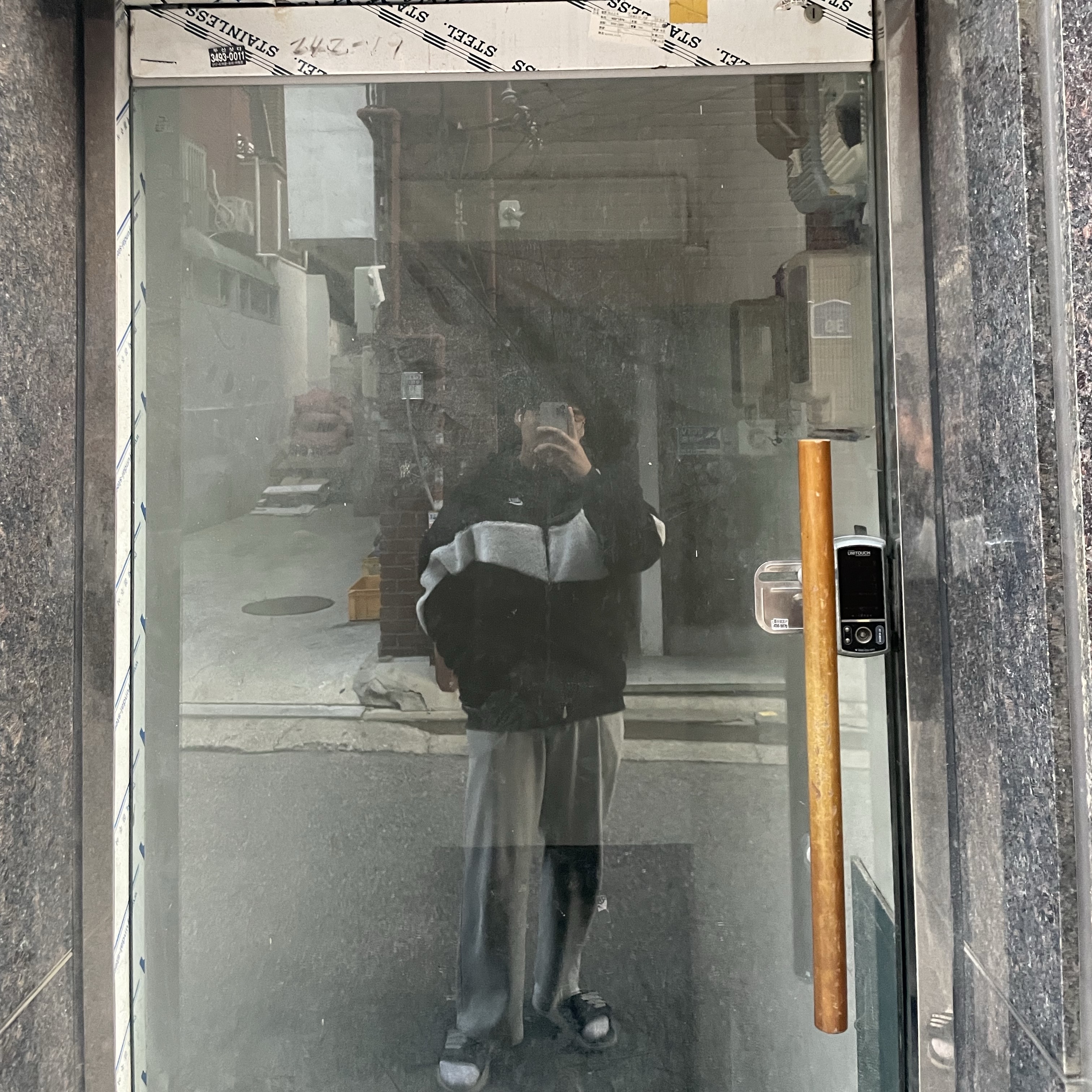 Nike Big Swoosh Full Zip Jacket Black Sail 착용 스타일