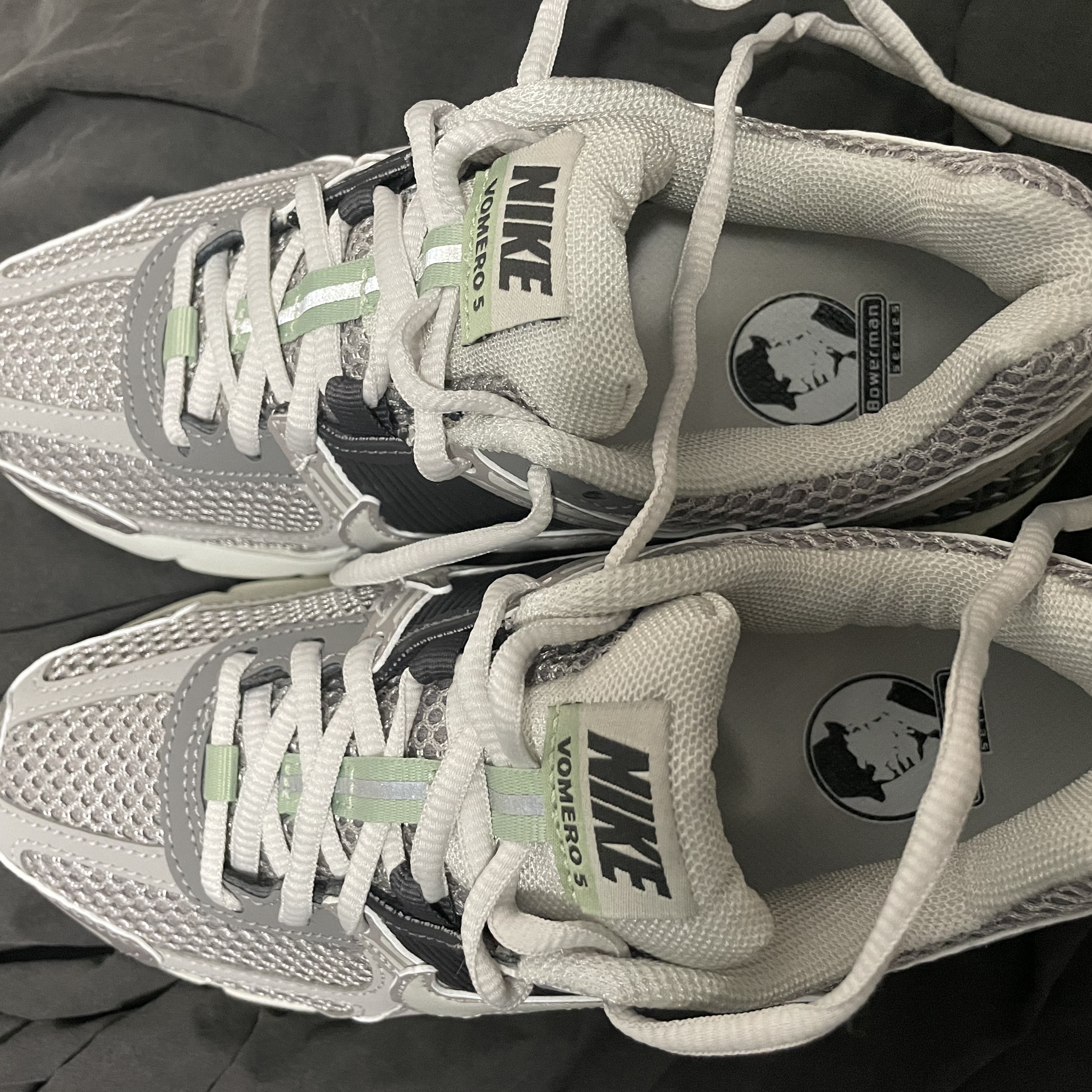 (W) Nike Zoom Vomero 5 Cobblestone and Flat Pewter 착용 스타일 - 4