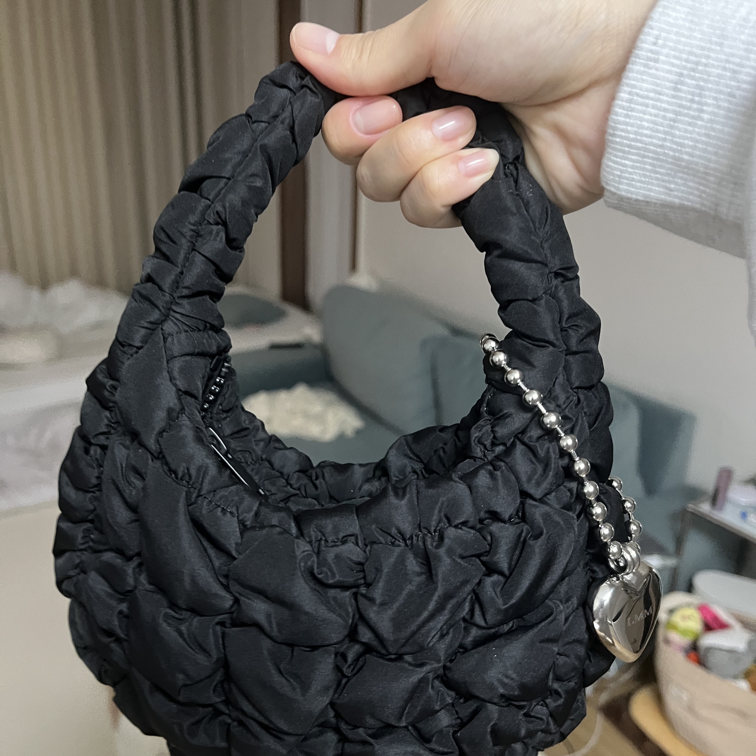 COS Quilted Micro Bag Black 착용 스타일