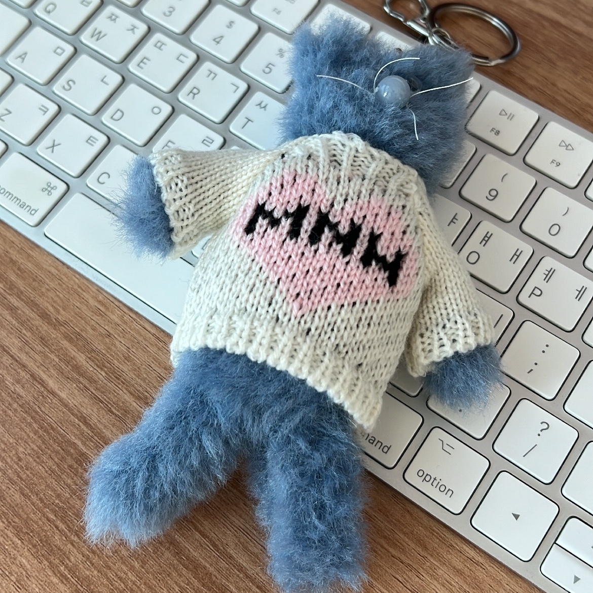 Monamhee Love Flexy Keyring Blue 착용 스타일