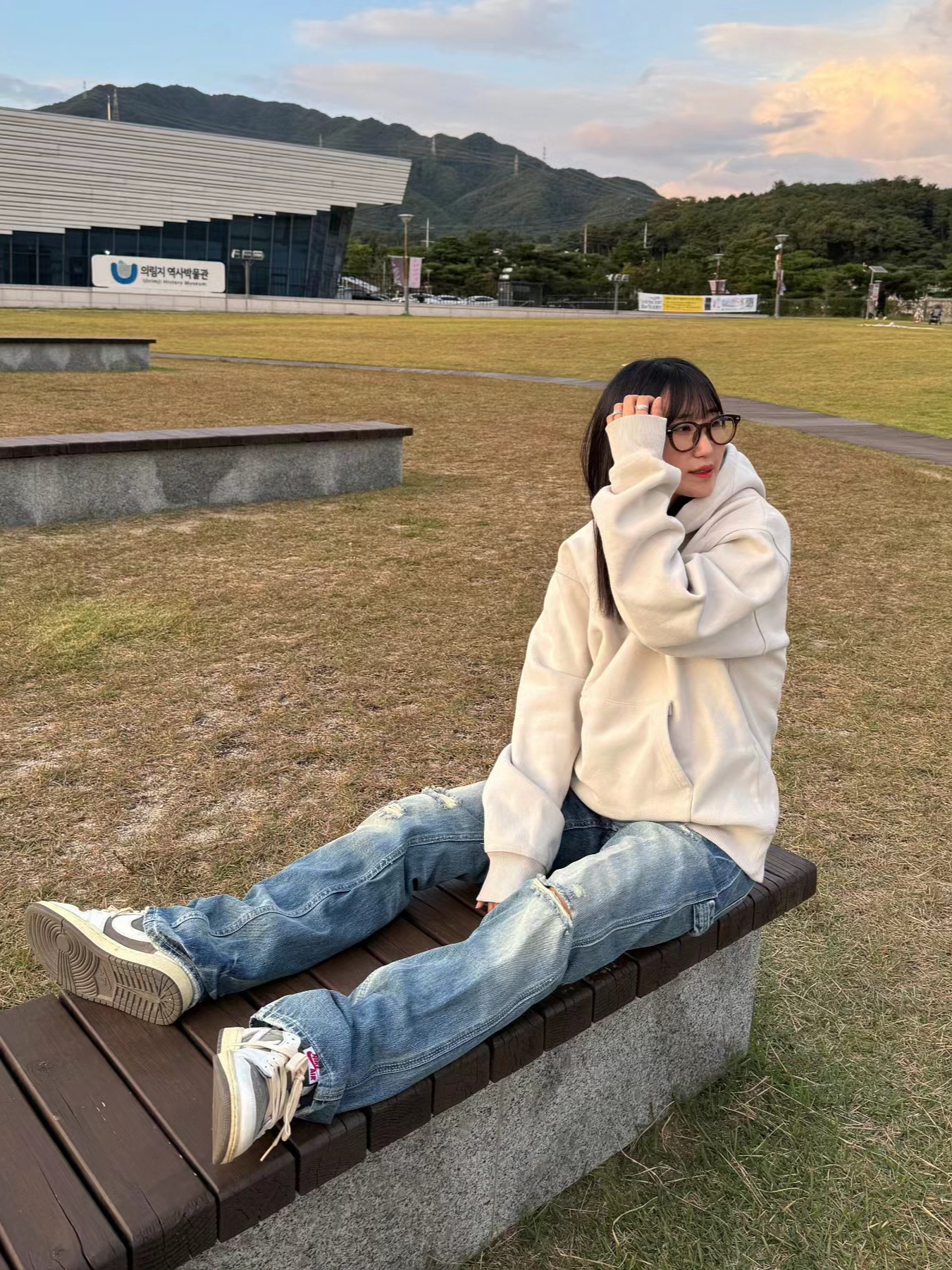 Jordan 1 x Travis Scott Retro Low OG SP Sail and Ridgerock, Stussy Stock Seoul Hood Smoke 2022 착용 스타일 - 1