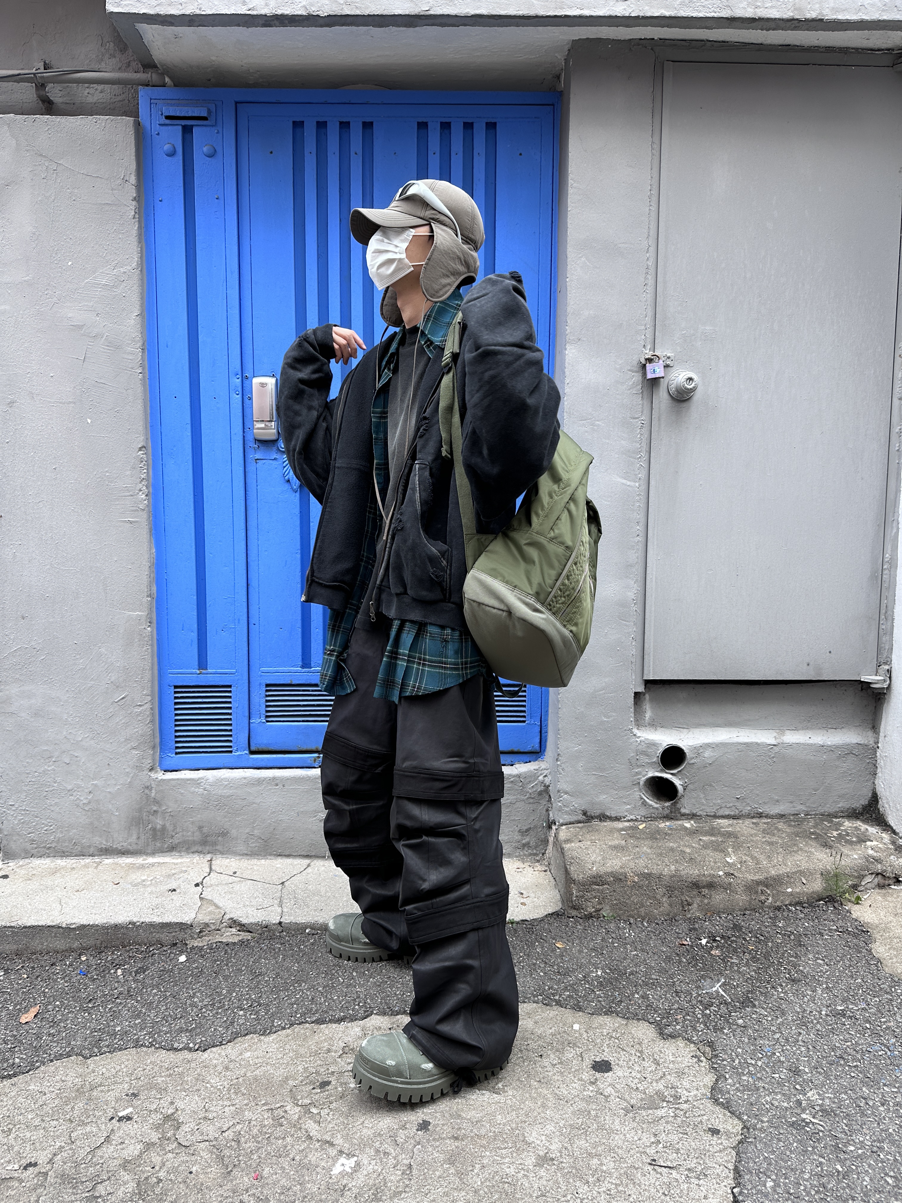 Farfromwhat Far Layered Work Pants Coated Black, Nonnod x Shinsegae Distressed Zip-Up Hoodie Washed Black 착용 스타일 - 3