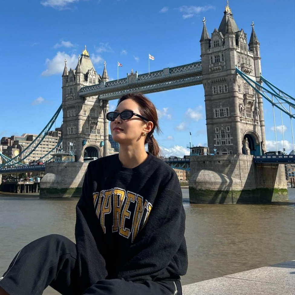 Supreme Inside Out Crewneck Black - 23FW 착용 스타일 - 1