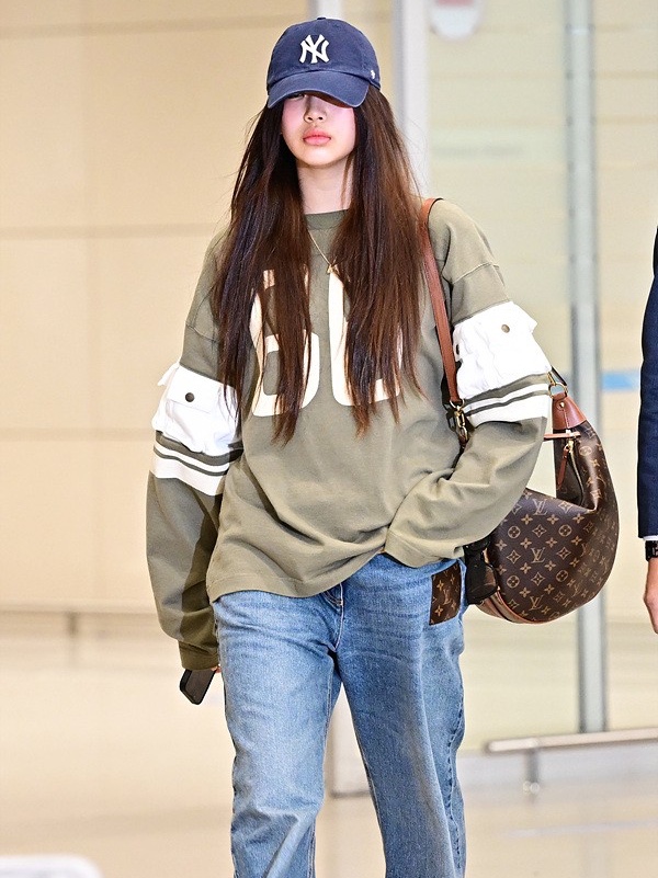 Louis Vuitton Loop Hobo Monogram 착용 스타일