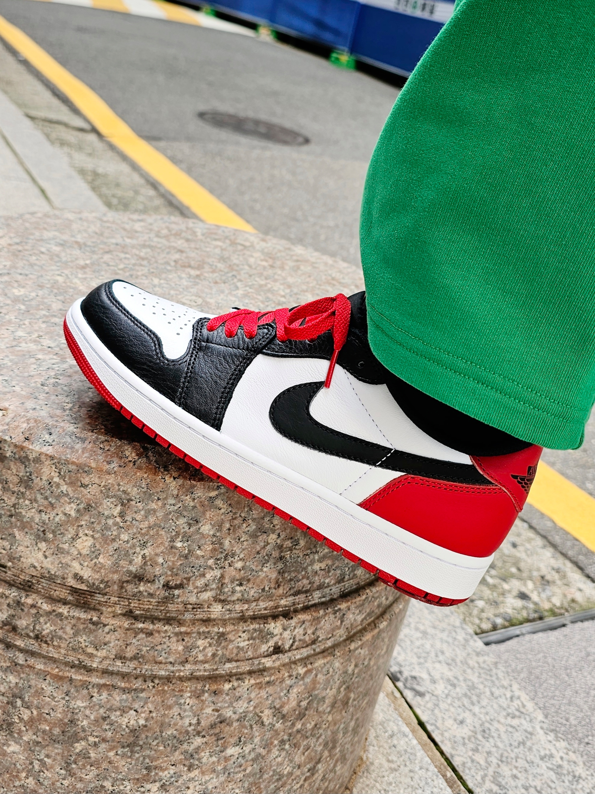 Jordan 1 Retro Low OG Black Toe 착용 스타일 - 5