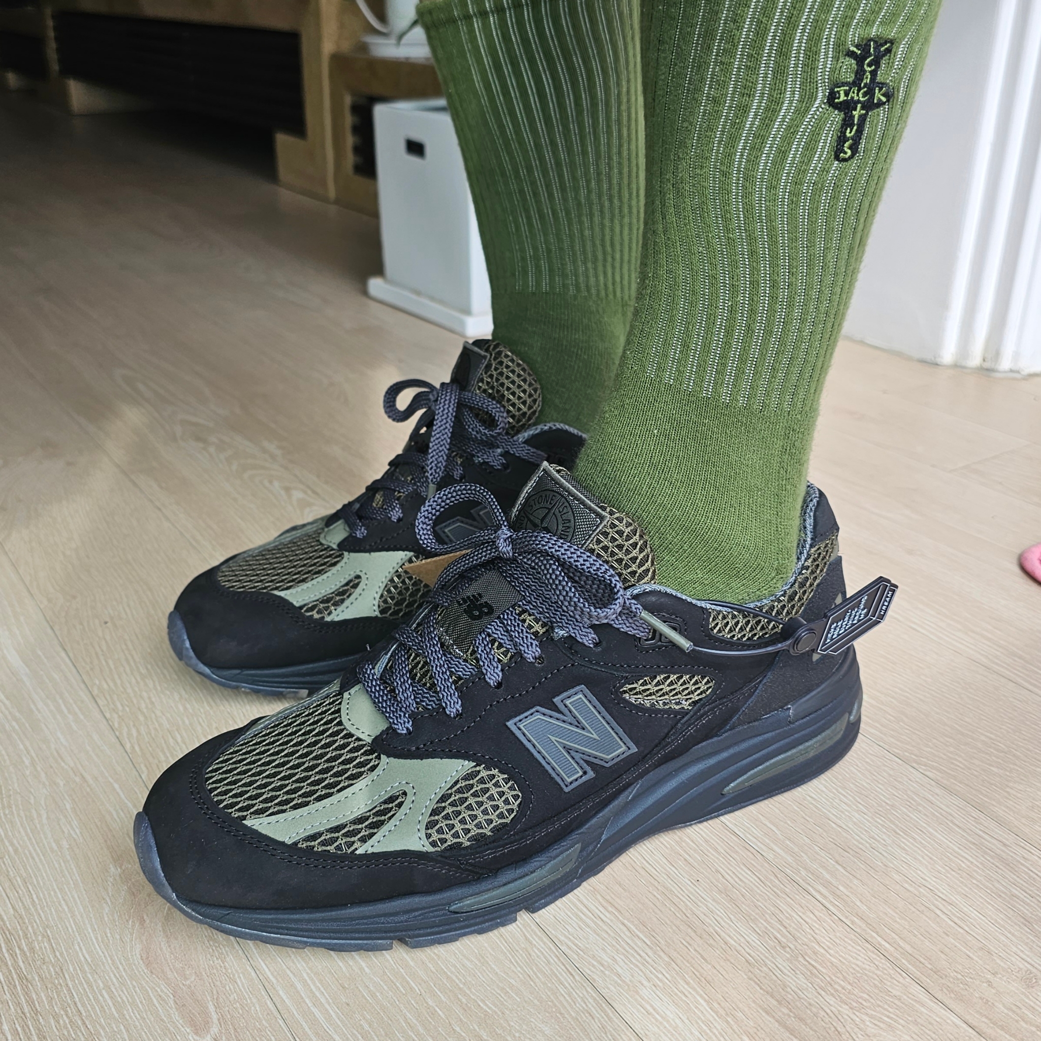 New Balance x Stone Island 991v2 Made in UK Black Olive Night 착용 스타일 - 1