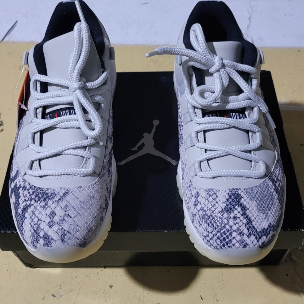 Jordan 11 Retro Low Snake Light Bone 착용 스타일