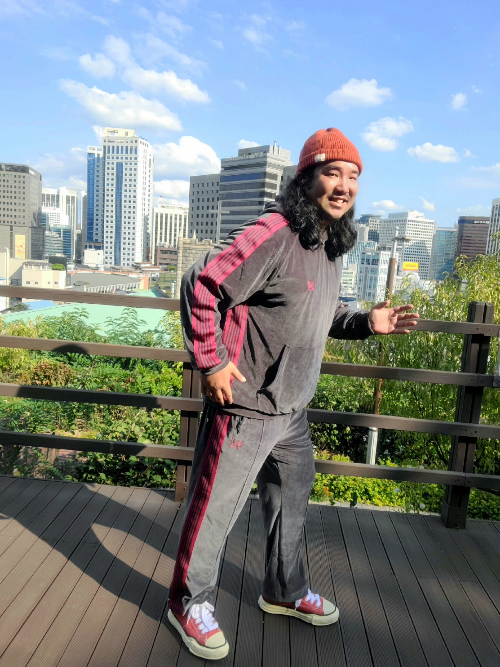 Needles Narrow Track Pants Velour Charcoal, Needles Track Hoodie Velour Charcoal 착용 스타일 - 1