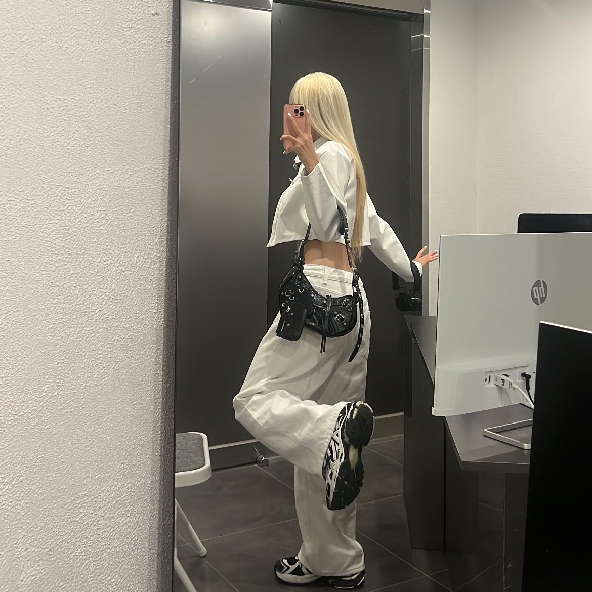 Balenciaga Arena Lambskin Le Cagole XS Shoulder Bag Black, (W) Balenciaga Runner Sneakers White Black 착용 스타일