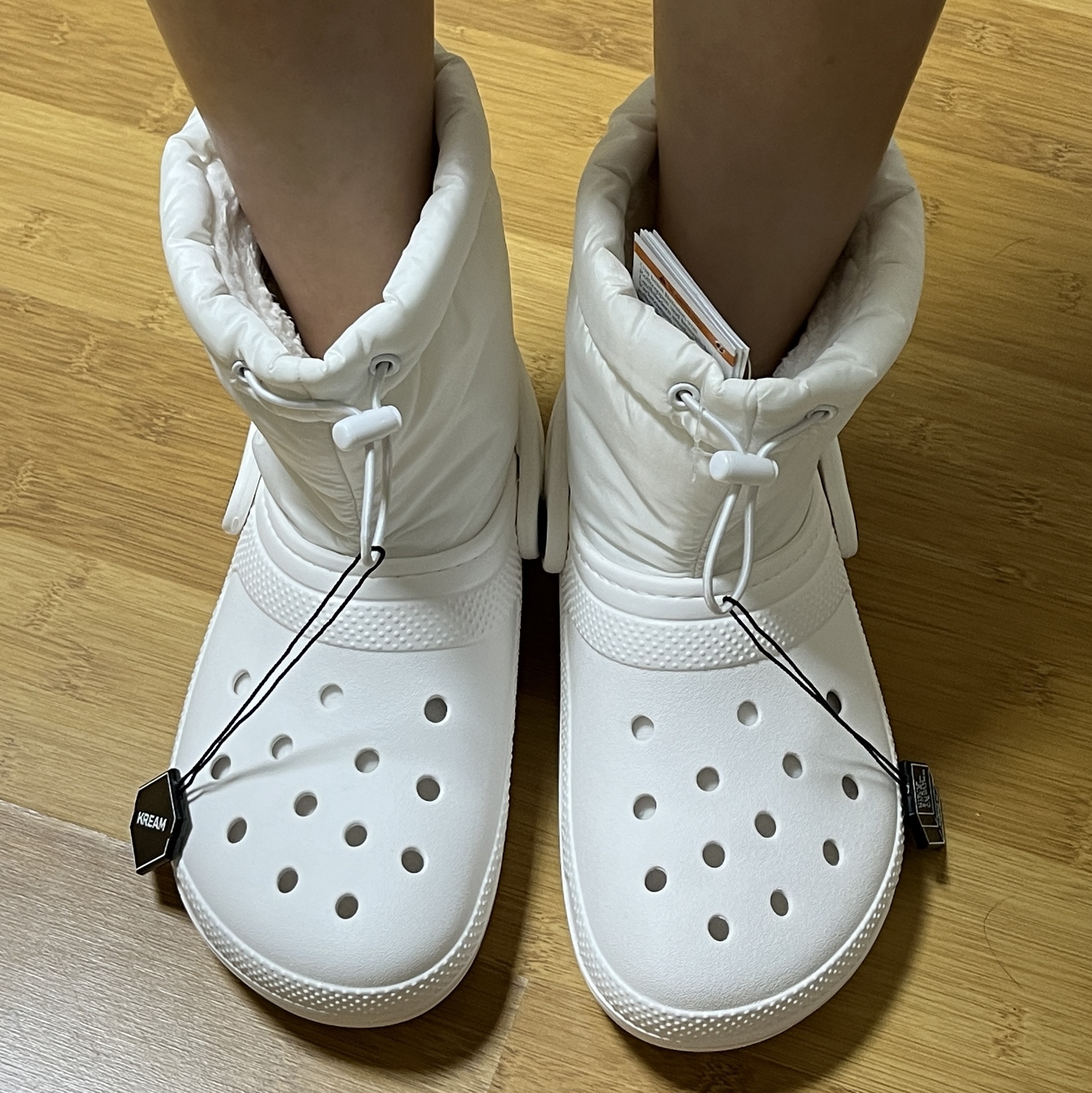Crocs Classic Lined Neo Puff Boot White 착용 스타일 - 1