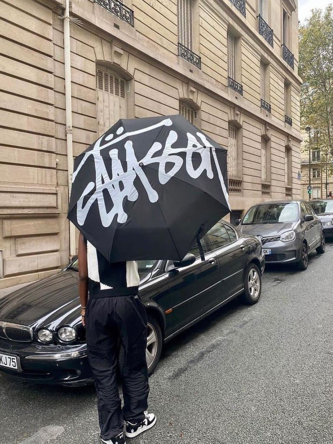 Stussy Big Logo Umbrella Black 착용 스타일 - 2