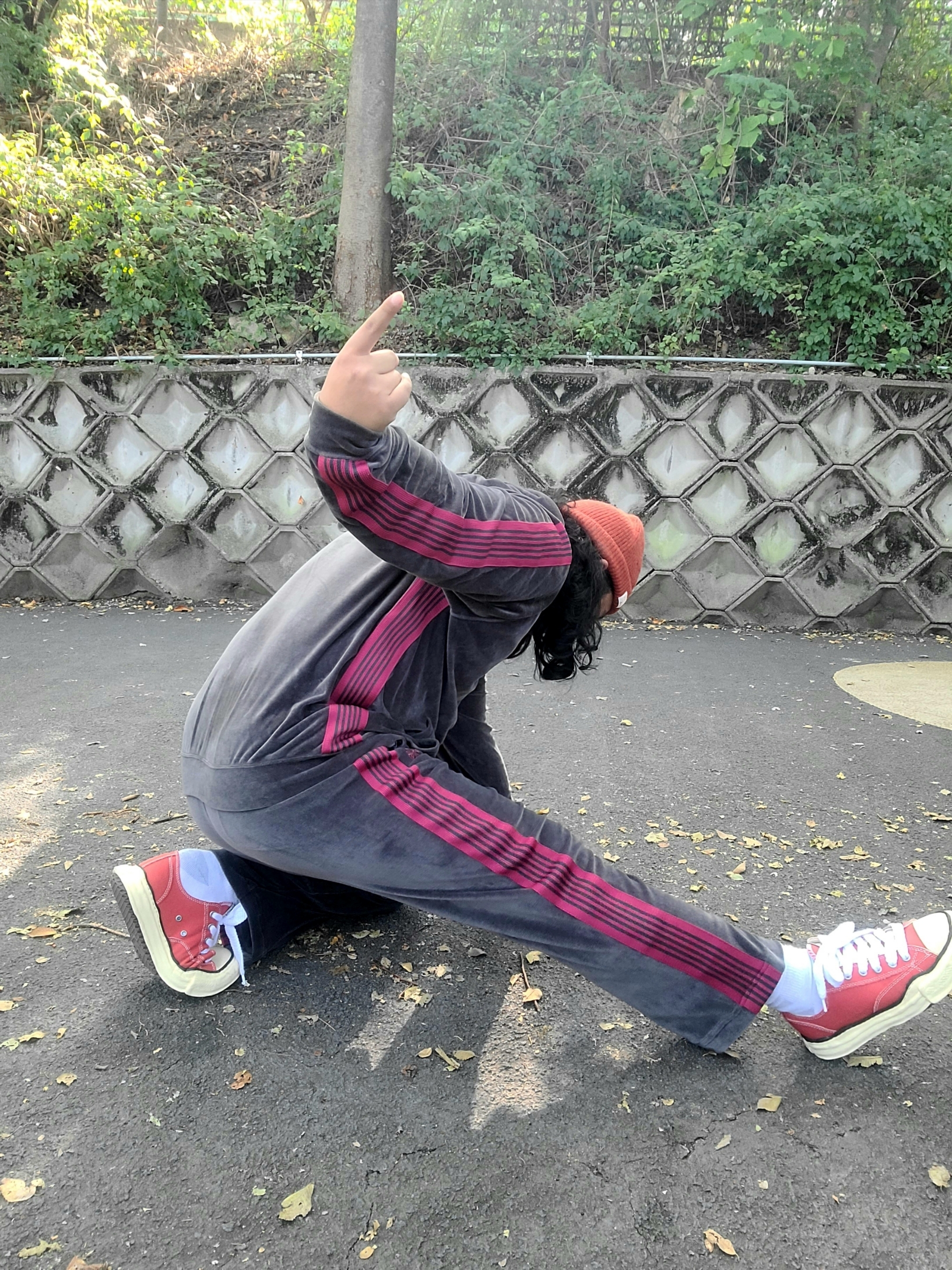Needles Narrow Track Pants Velour Charcoal, Needles Track Hoodie Velour Charcoal 착용 스타일 - 5