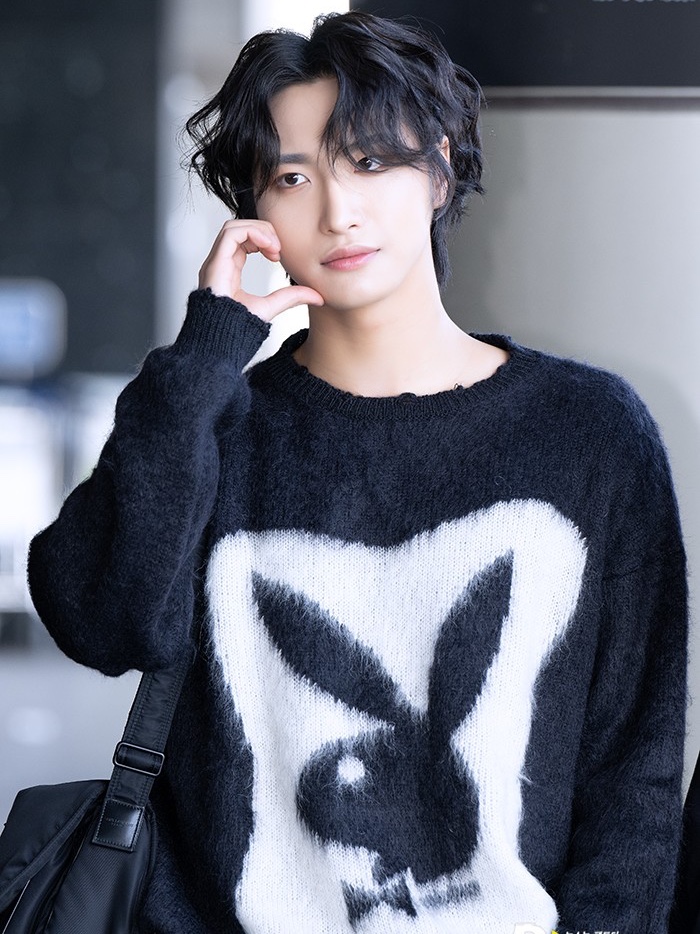 (W) Saint Laurent Mohair Playboy Sweater Black 착용 스타일
