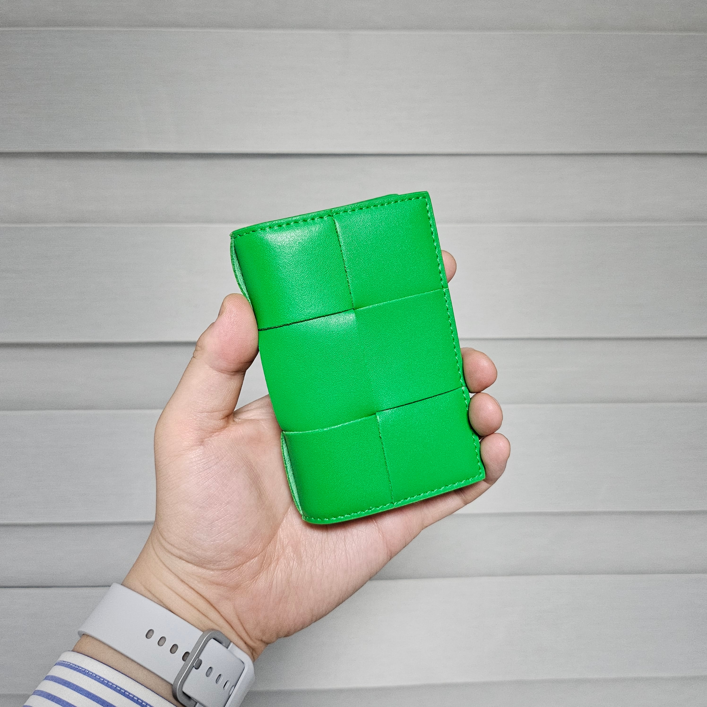 Bottega Veneta Flap Card Case Parakeet 착용 스타일 - 1