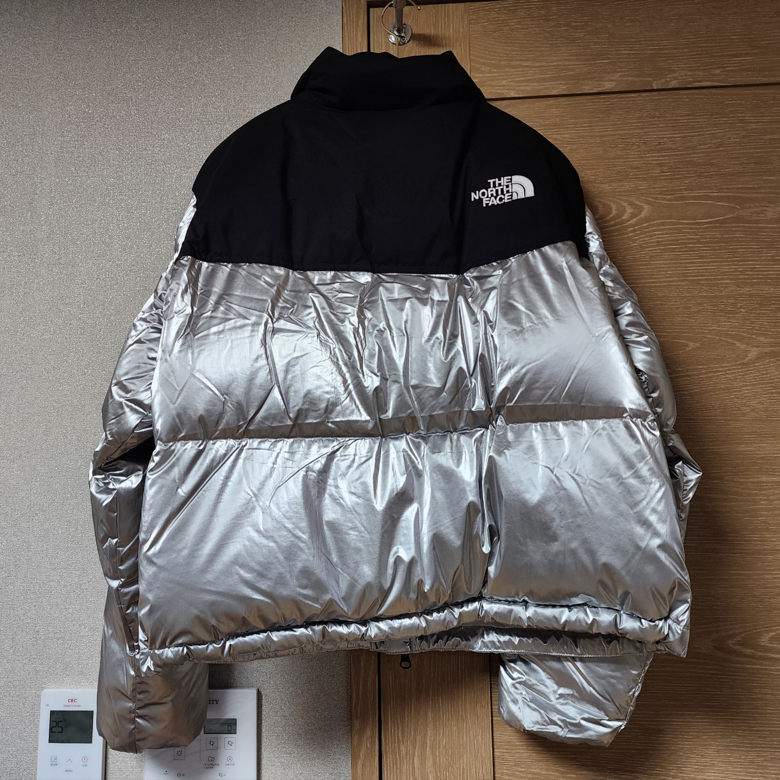 (W) The North Face White Label Novelty Nuptse Down Jacket Silver 착용 스타일 - 4