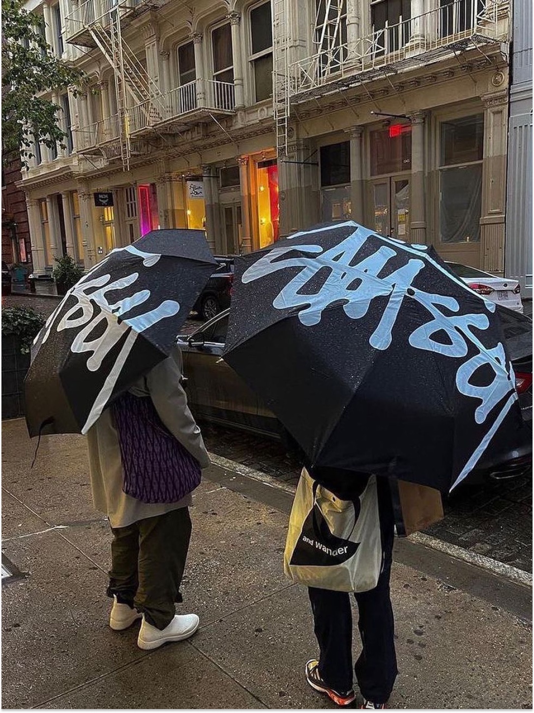 Stussy Big Logo Umbrella Black 착용 스타일 - 4