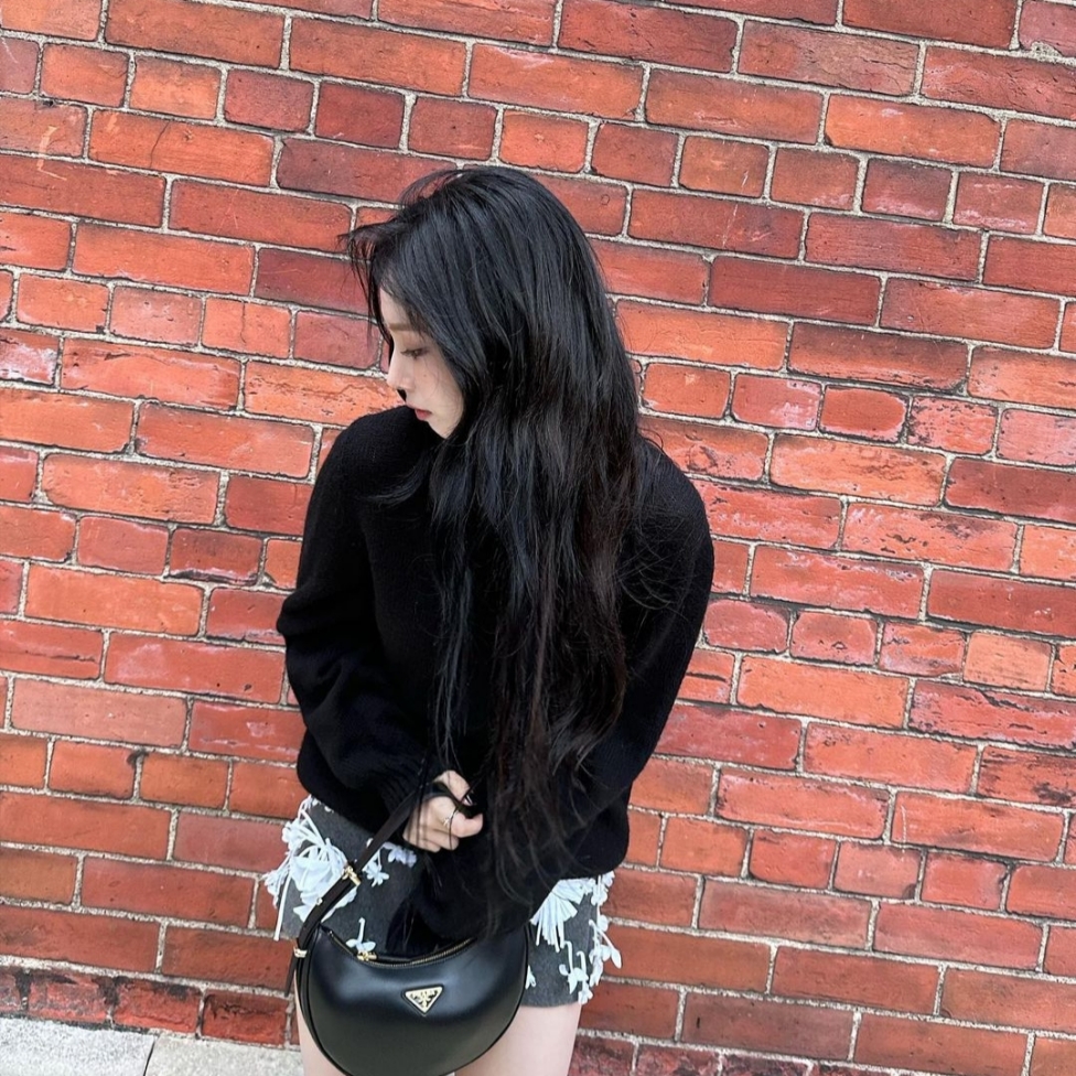 Prada Arque Leather Shoulder Bag Black 착용 스타일 - 3