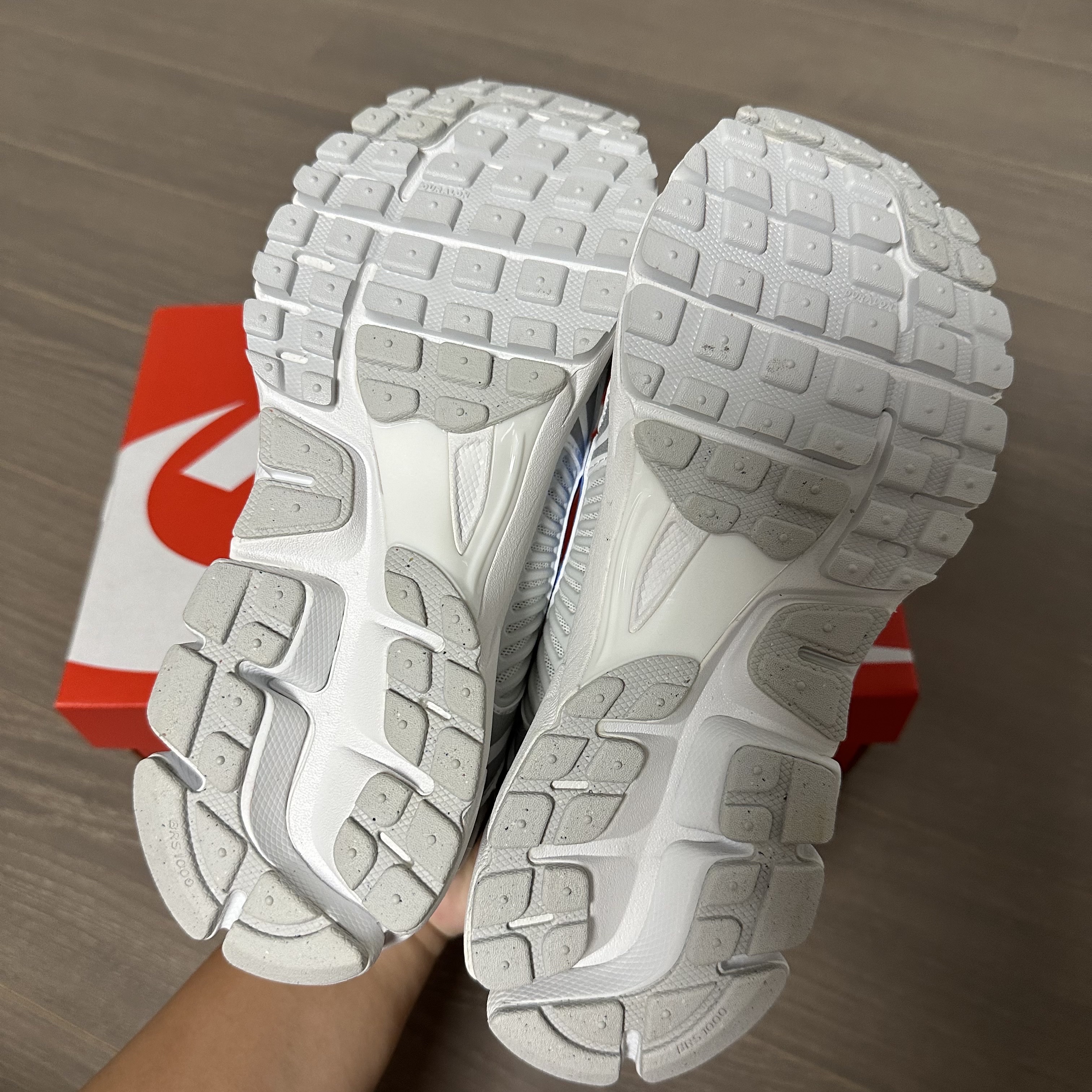 Nike Zoom Vomero 5 Photon Dust and University Blue 착용 스타일 - 5