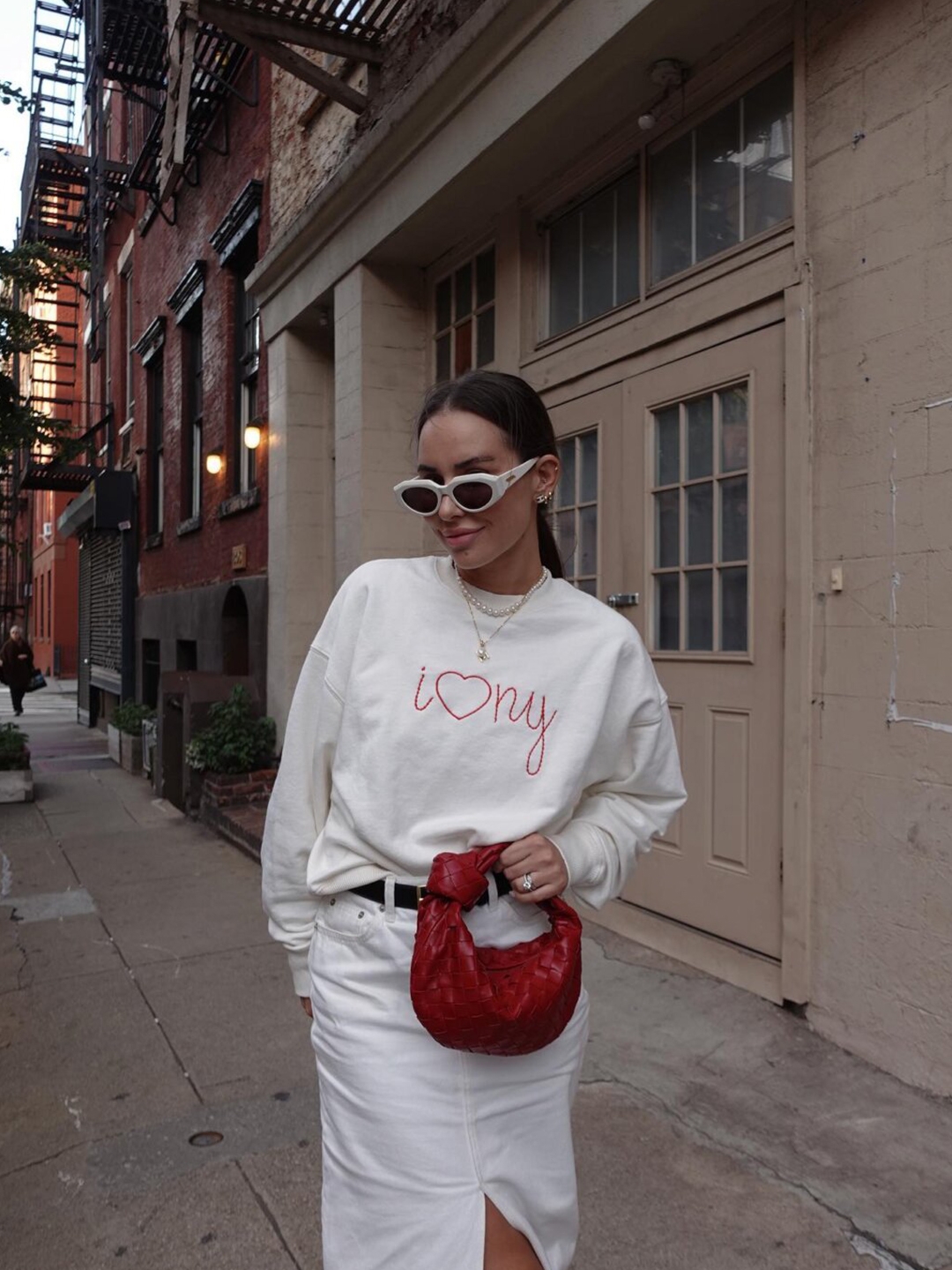 Matin Kim Baby Sporty Tote Bag Red, Bottega Veneta Mini Leather Jodie Dark Red 착용 스타일 - 3