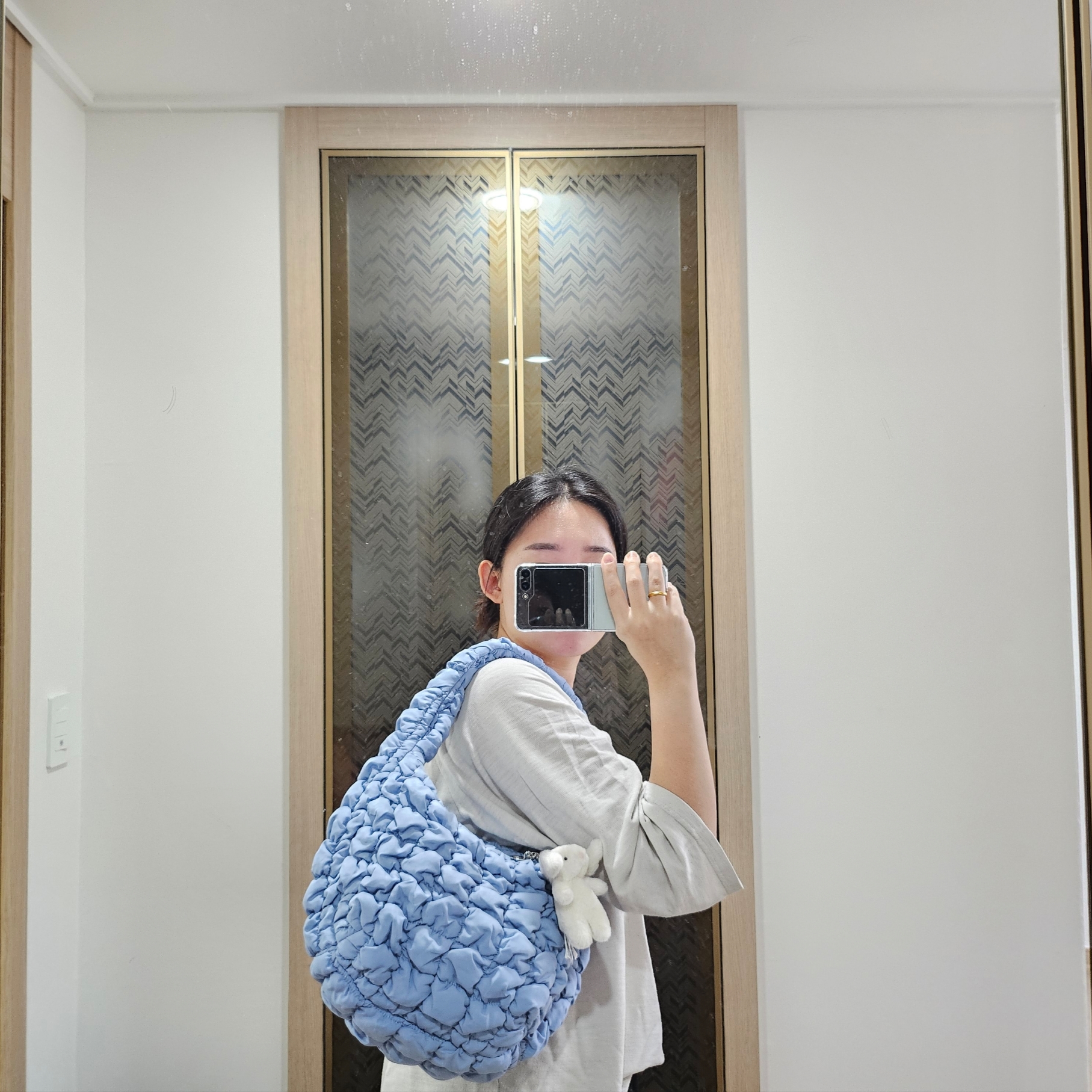COS Quilted Mini Bag Light Blue, Jellycat Bashful Bunny Bag Charm Cream 착용 스타일
