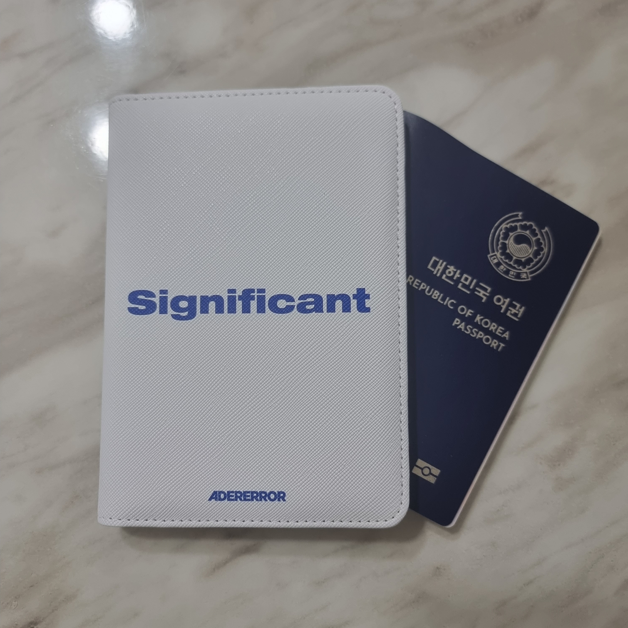 Ader Error Significant Passport Wallet White 착용 스타일 - 1