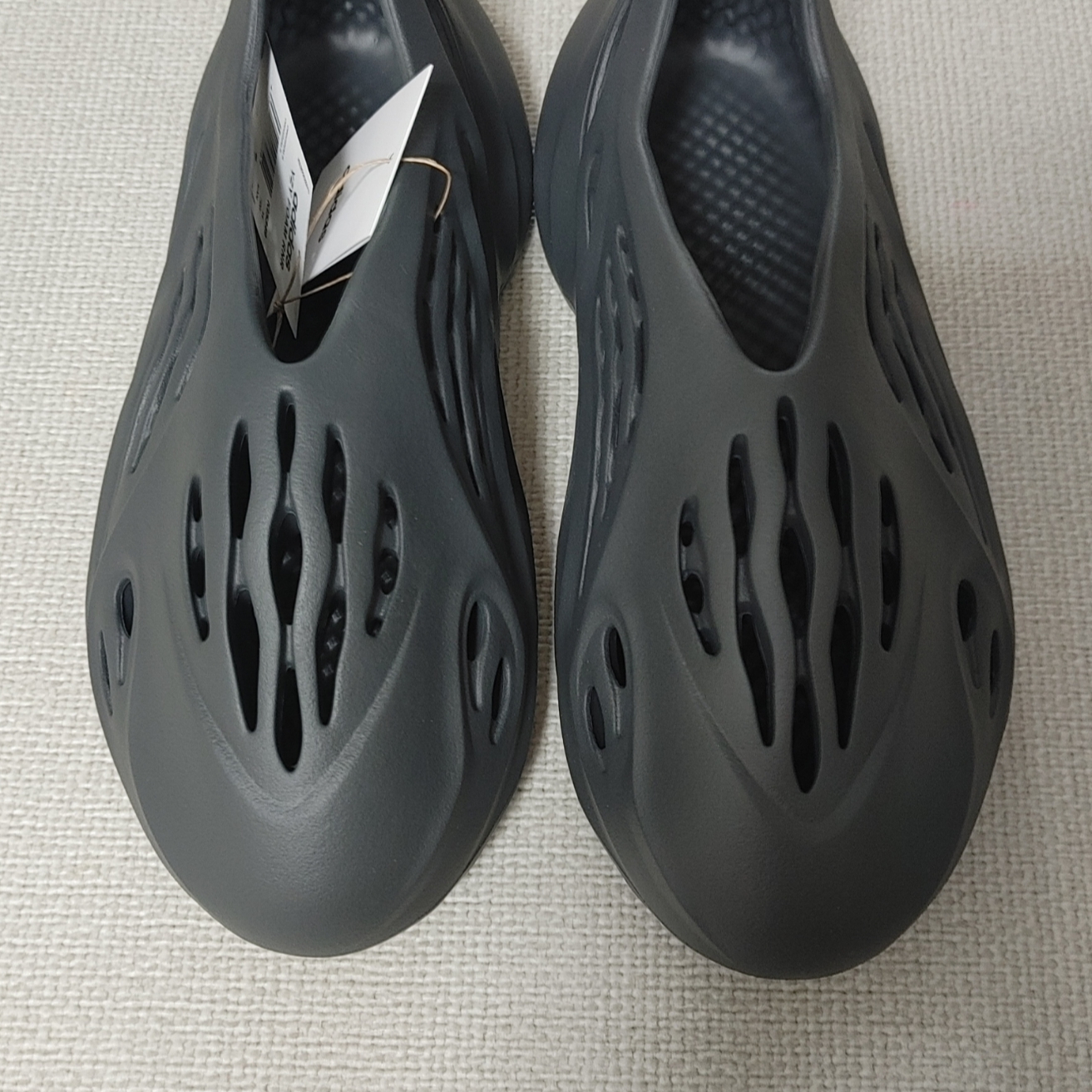 Adidas Yeezy Foam RNNR Carbon 착용 스타일