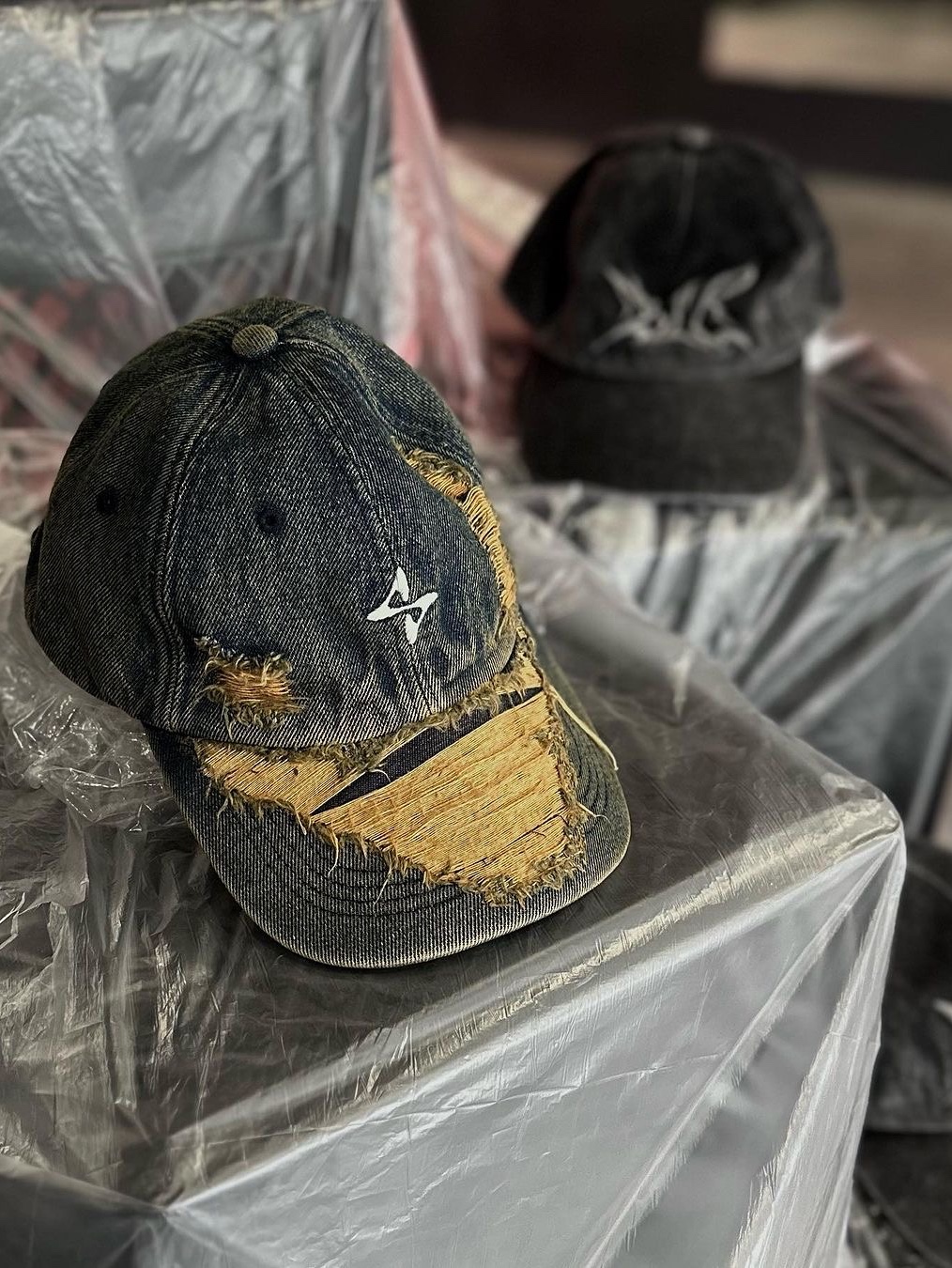 BLR Grunge Denim Cap Charcoal 착용 스타일