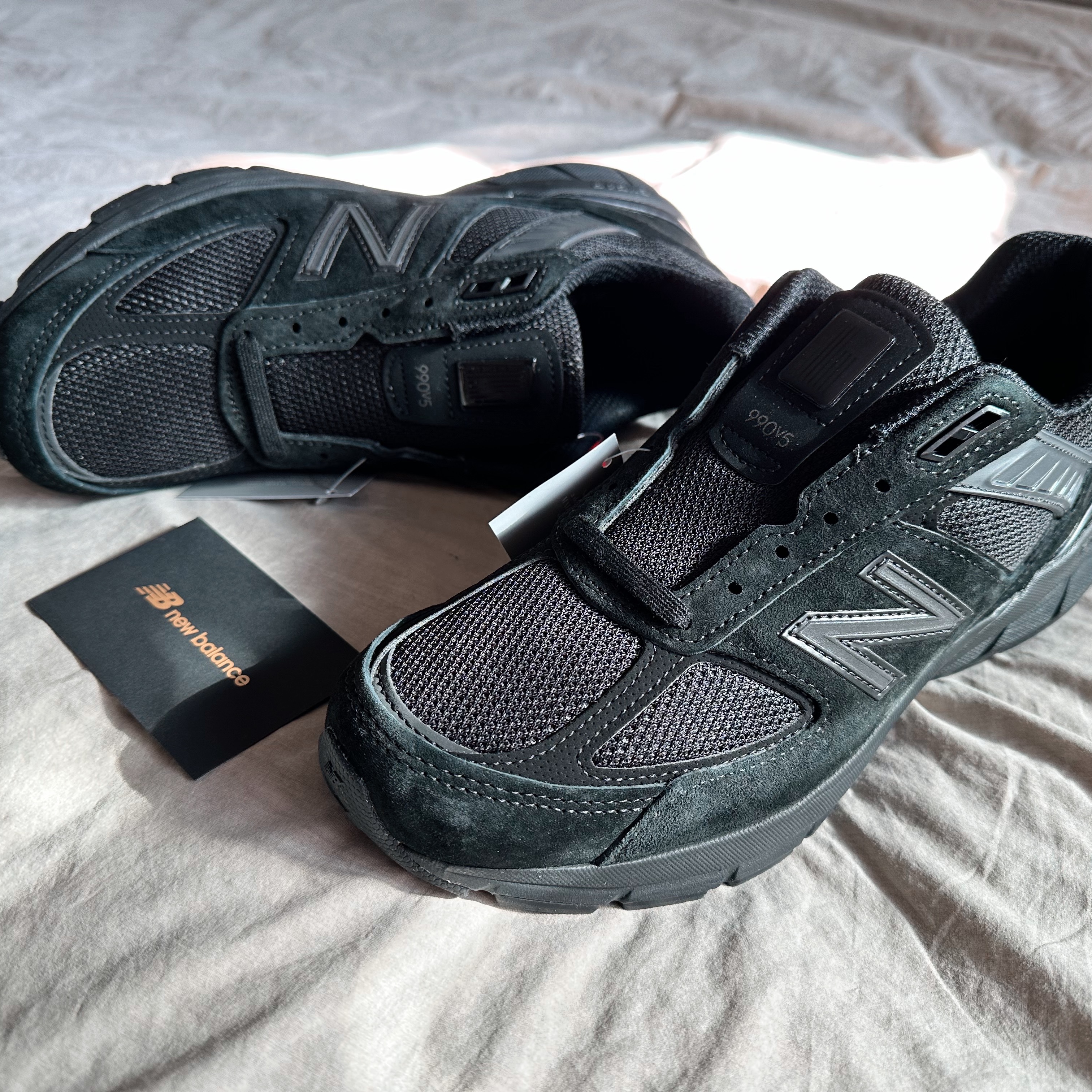 New Balance 990v5 Made in USA Triple Black - D Standard 착용 스타일 - 2