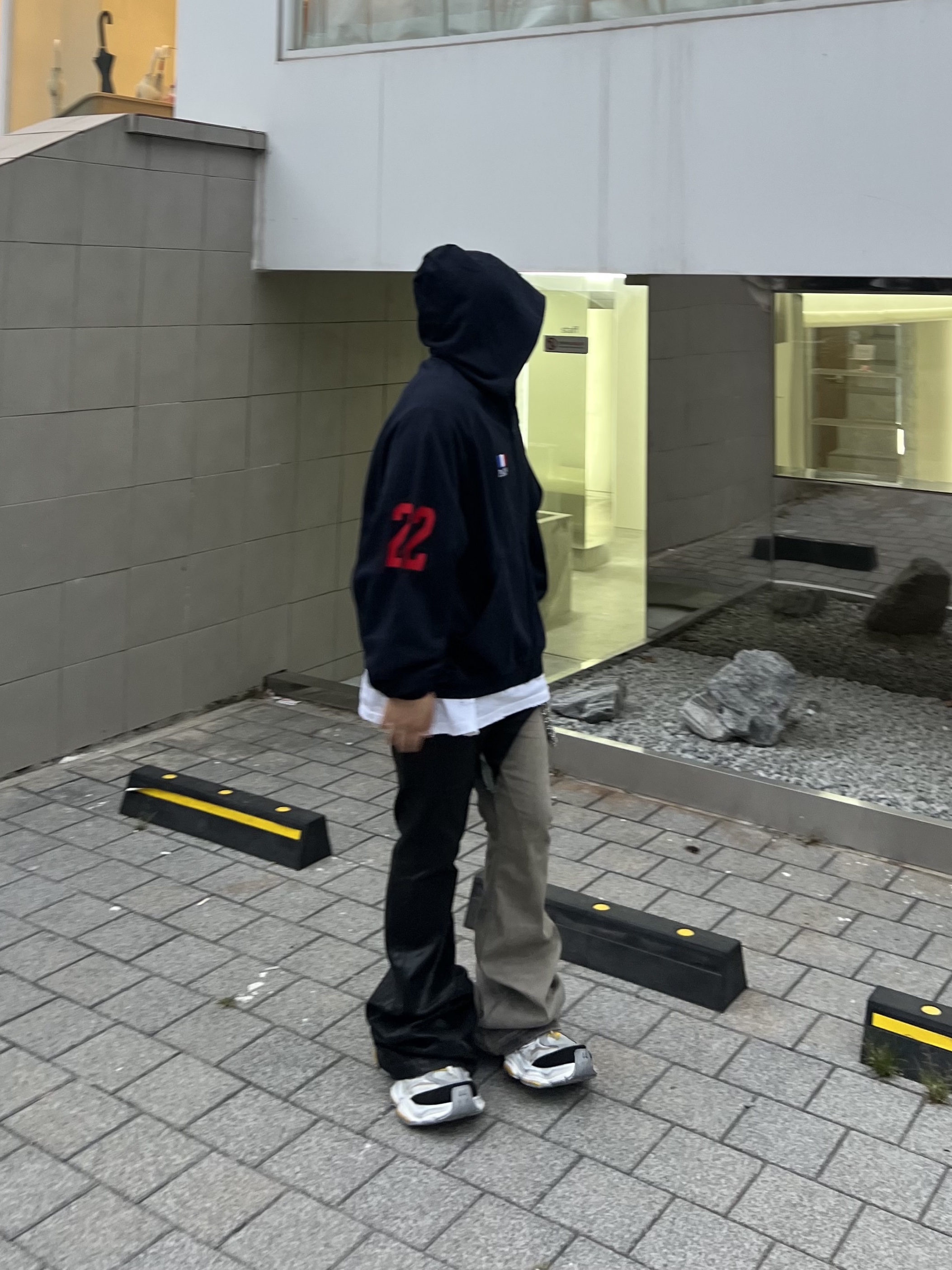 Balenciaga Cargo Sneakers Grey Black Yellow, Balenciaga Paris Logo 22 Zip-Up Hoodie Dark Navy 착용 스타일 - 2