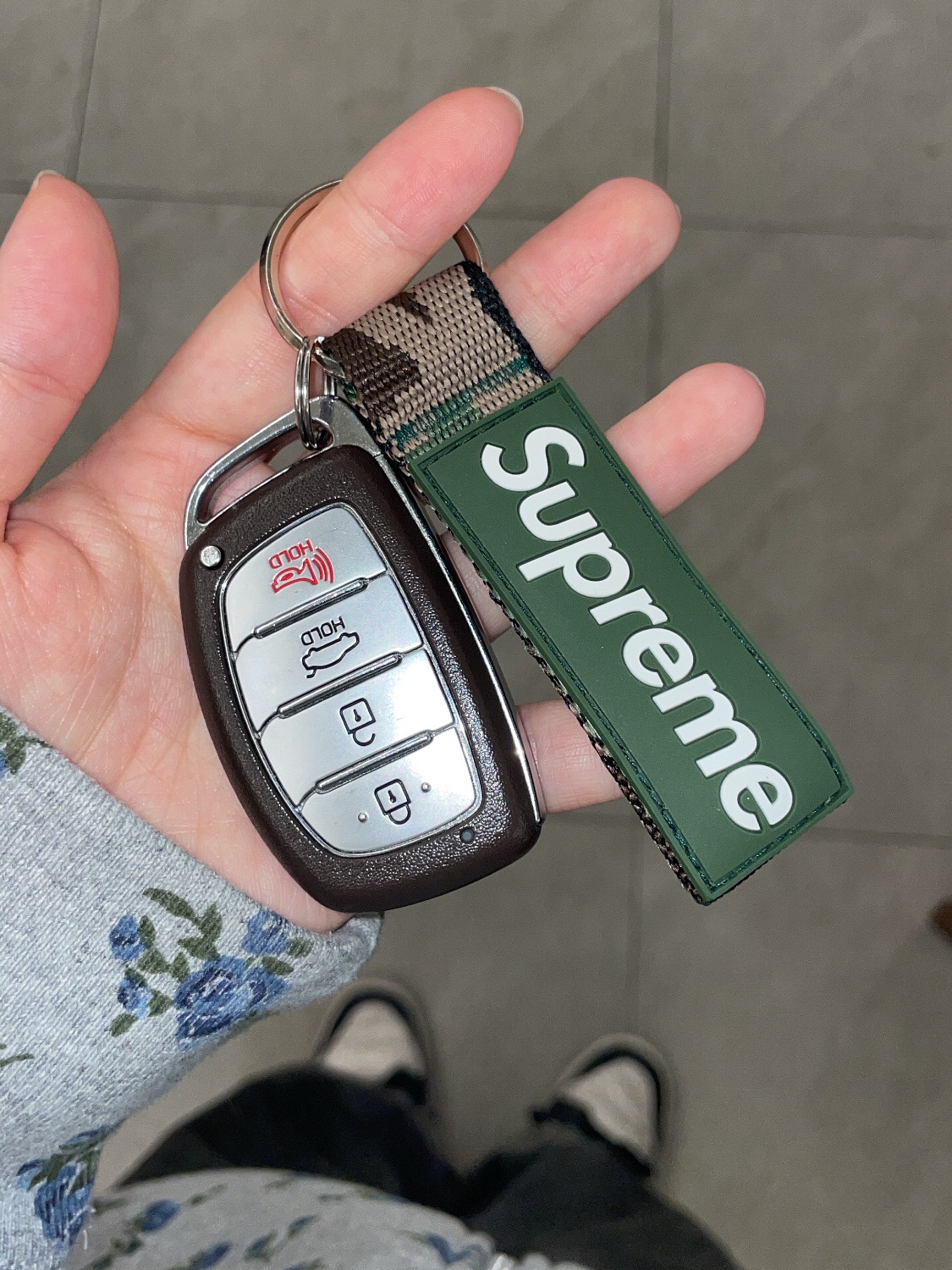Supreme Webbing Keychain Green Camo - 23SS 착용 스타일