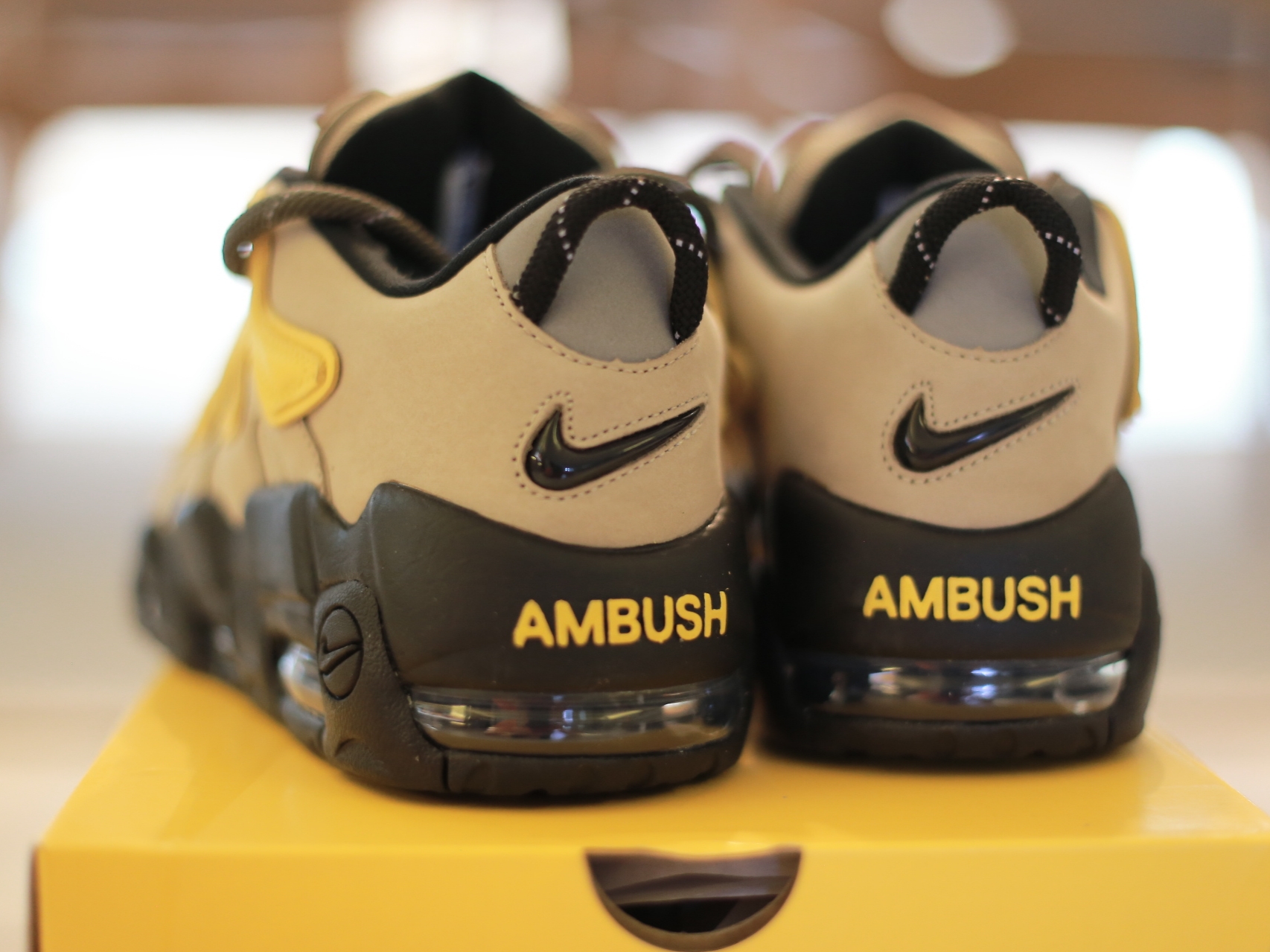Nike x Ambush Air More Uptempo Low Vivid Sulfur and Limestone 착용 스타일 - 3