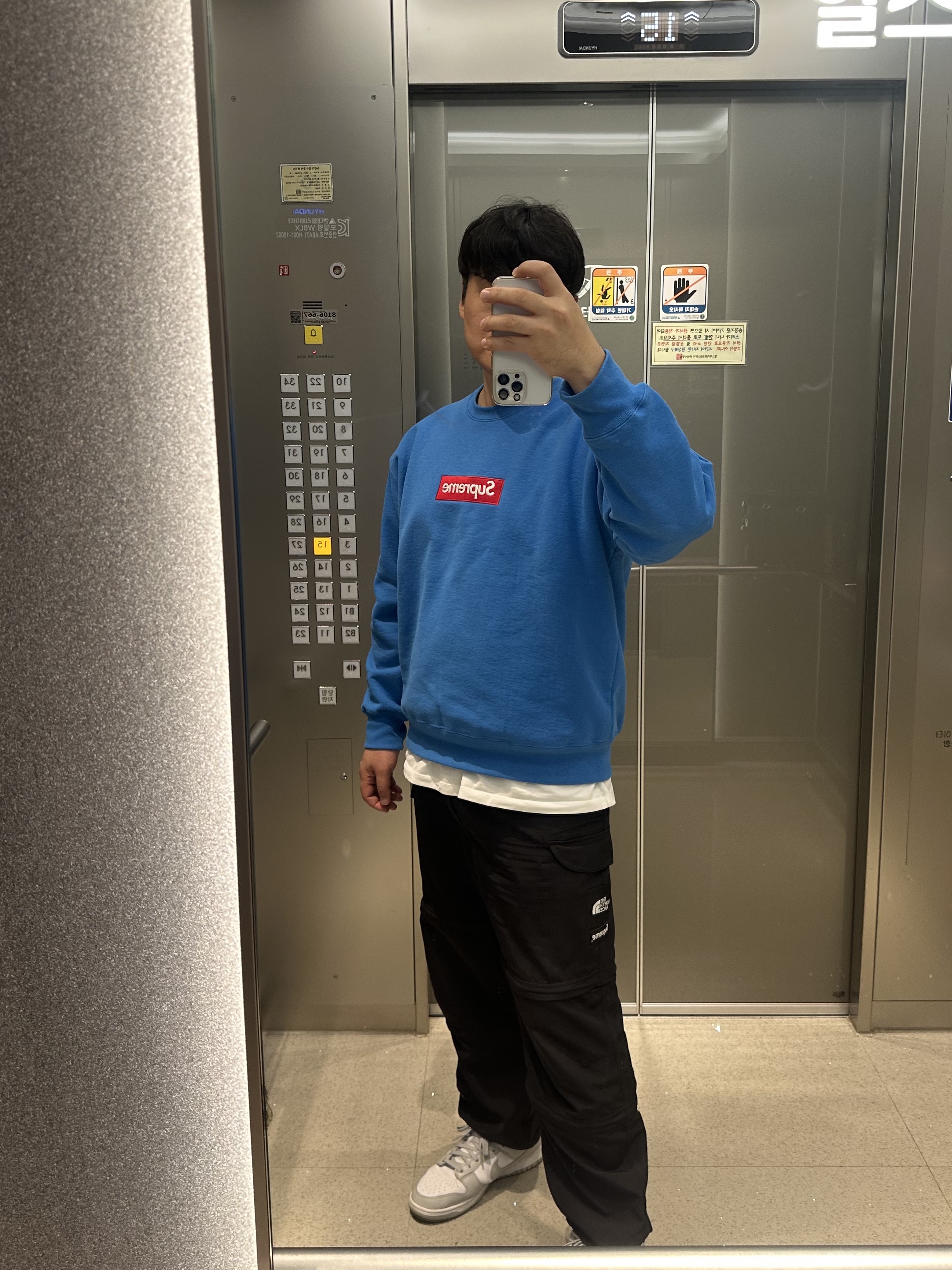 Supreme Box Logo Crewneck Blue - 22FW, Supreme x The North Face Trekking Zip-Off Belted Pants Black - 22SS 착용 스타일