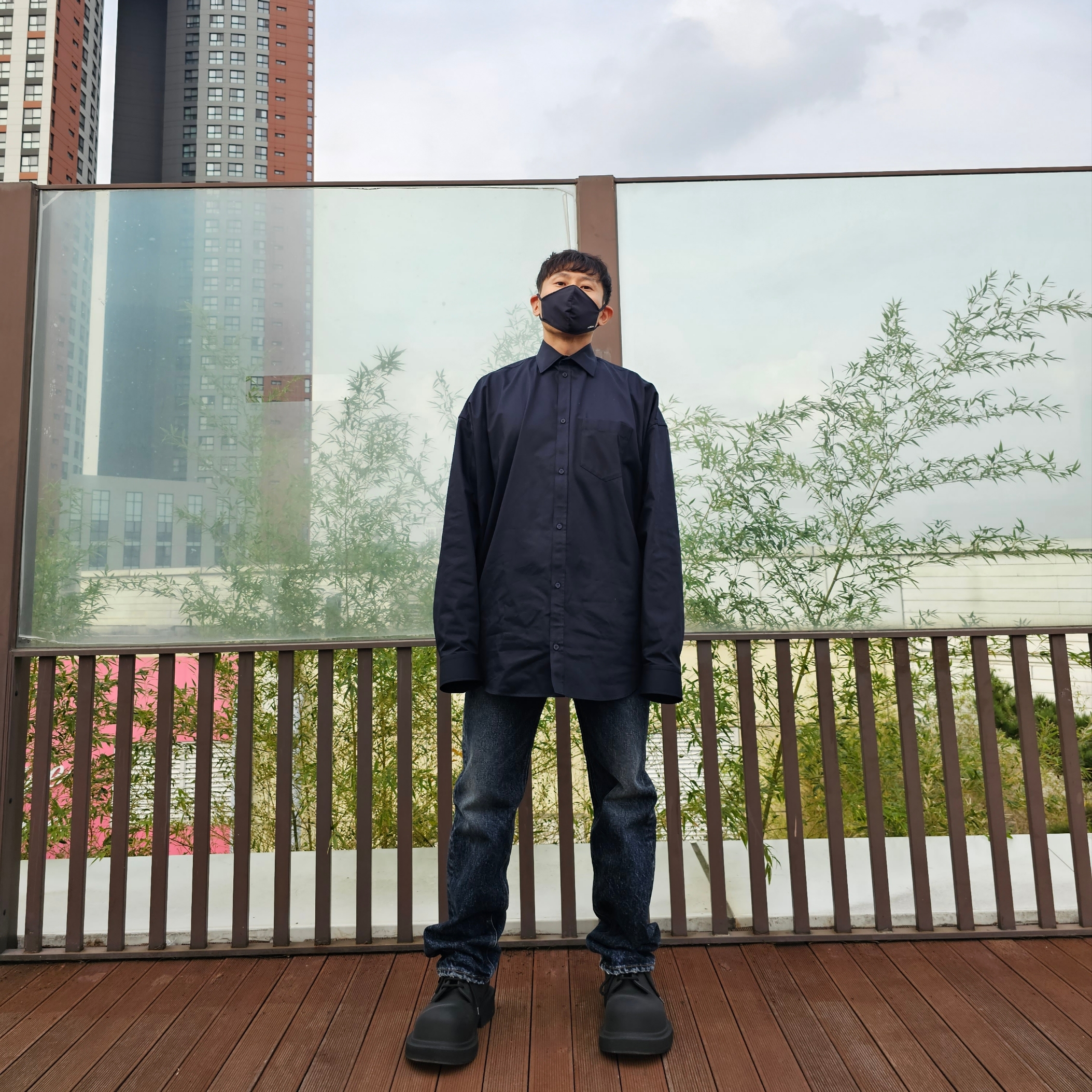 Balenciaga Cocoon Shirt Navy Blue, Balenciaga Relaxed Jeans Navy Blue 착용 스타일 - 1