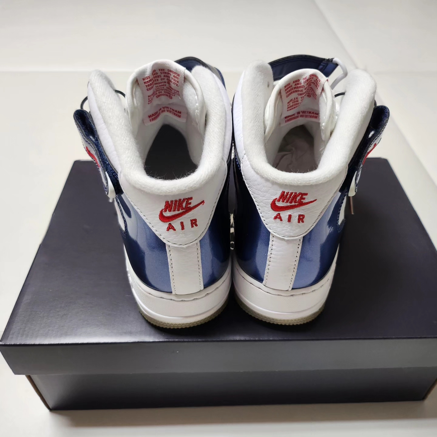 Nike Air Force 1 Mid QS University Red and Midnight Navy 착용 스타일 - 4