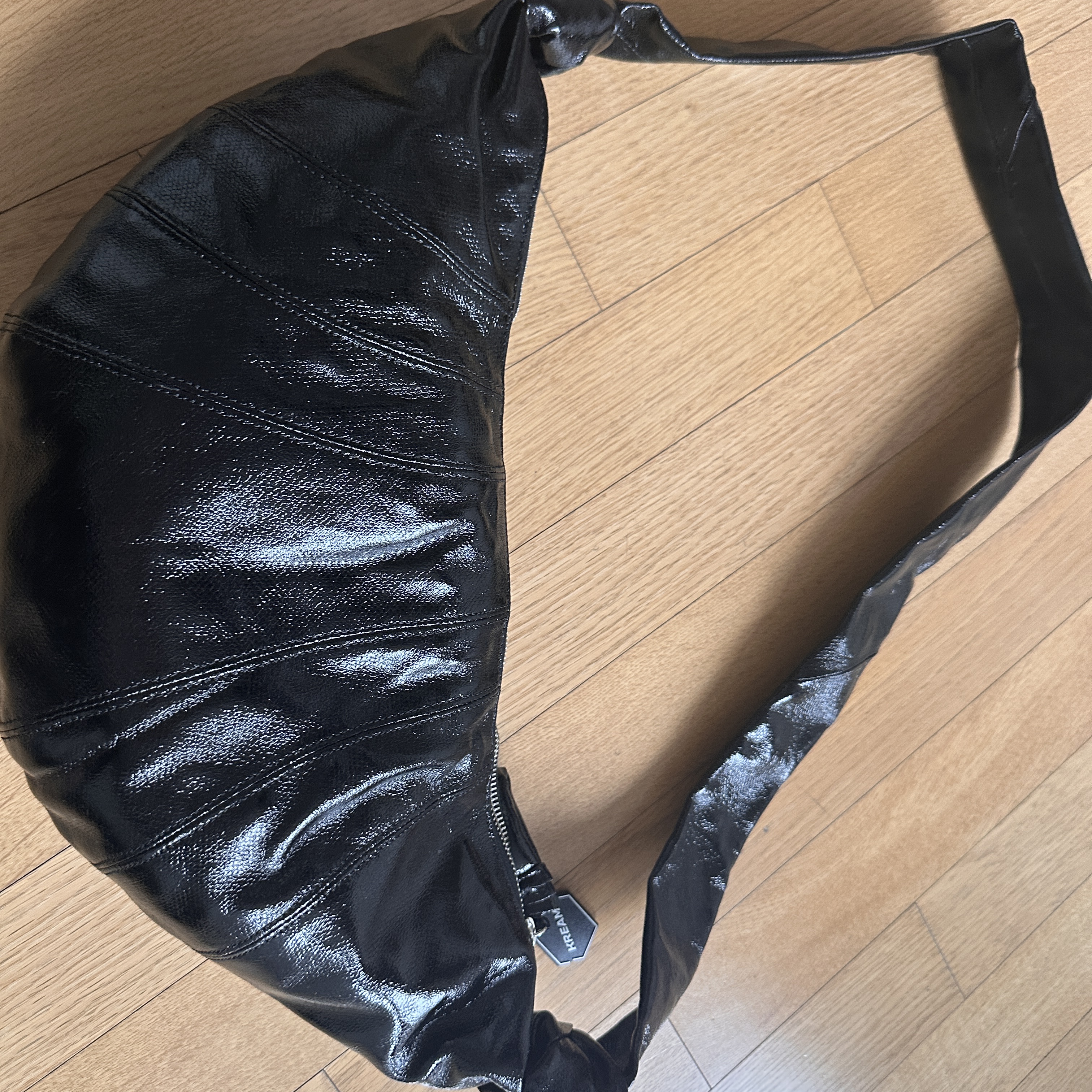 Lemaire Medium Croissant Bag Coated Cotton Black 착용 스타일