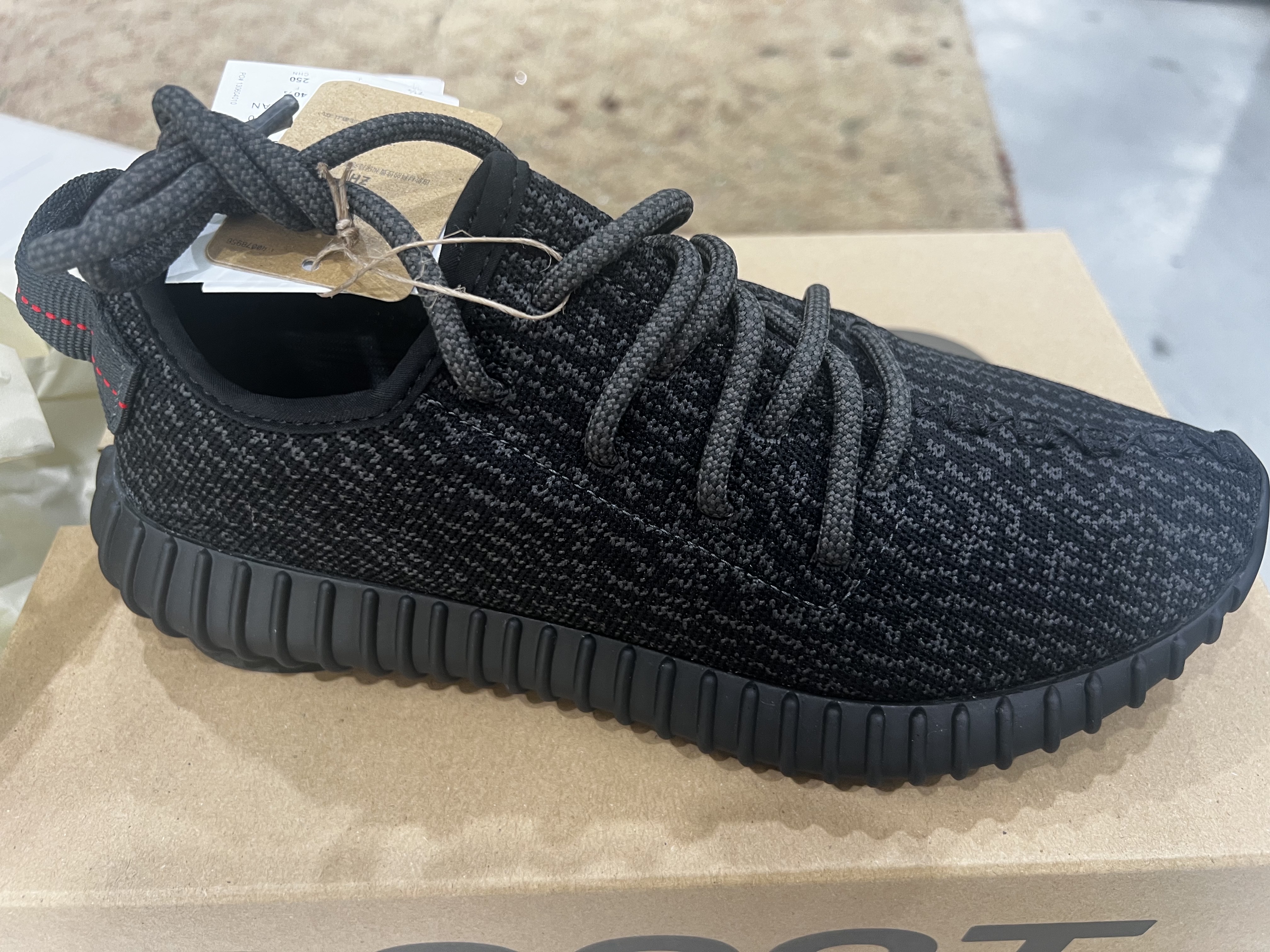 Adidas Yeezy Boost 350 Pirate Black 2023 착용 스타일