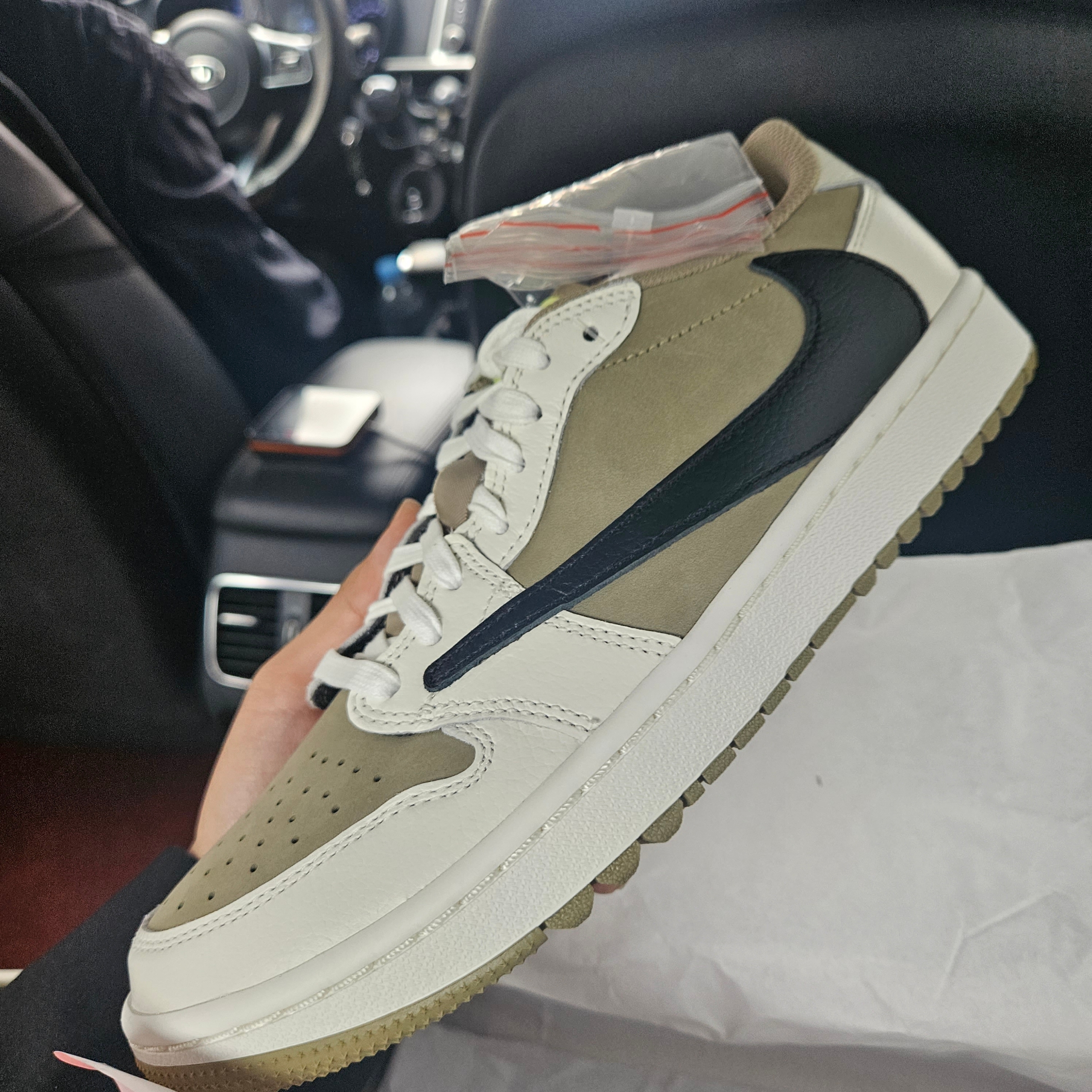 Jordan 1 x Travis Scott Retro Low Golf NRG Neutral Olive 착용 스타일 - 3