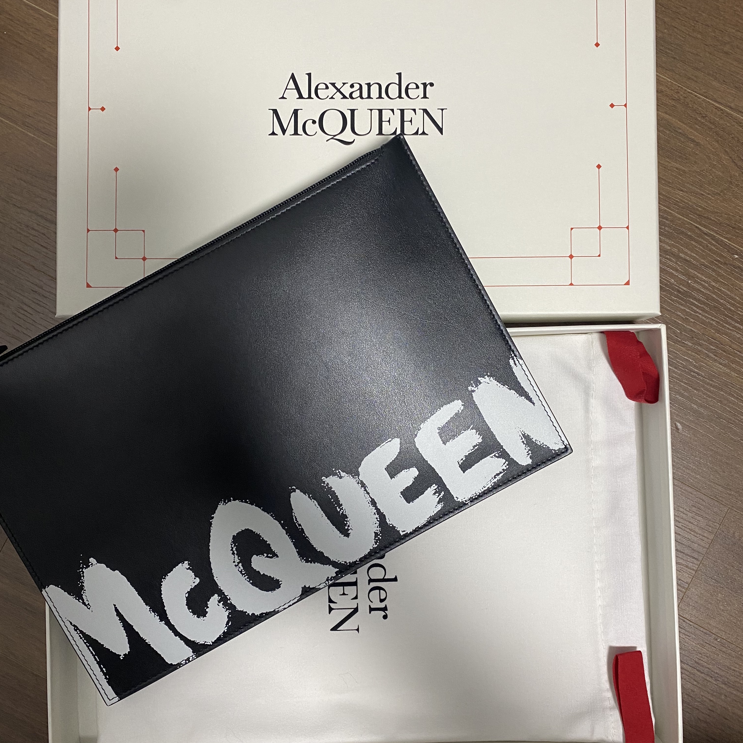 Alexander McQueen Skull Clutch Black 착용 스타일