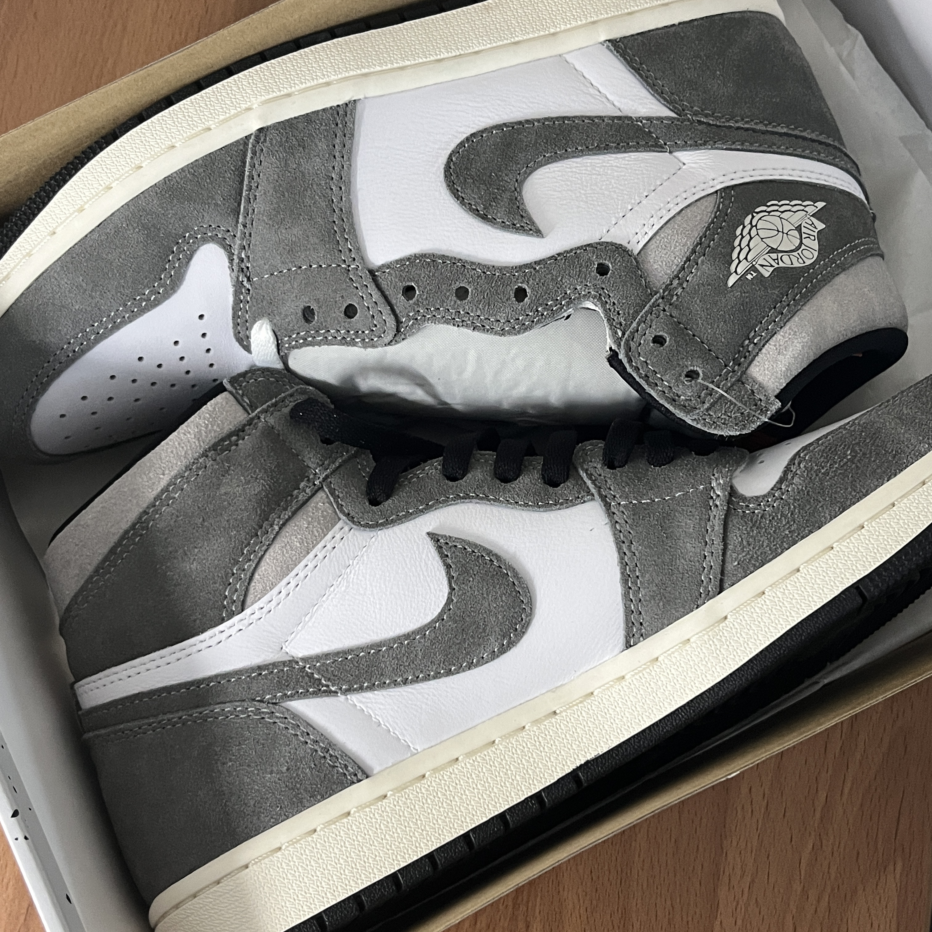 Jordan 1 Retro High OG Black and Smoke Grey 착용 스타일