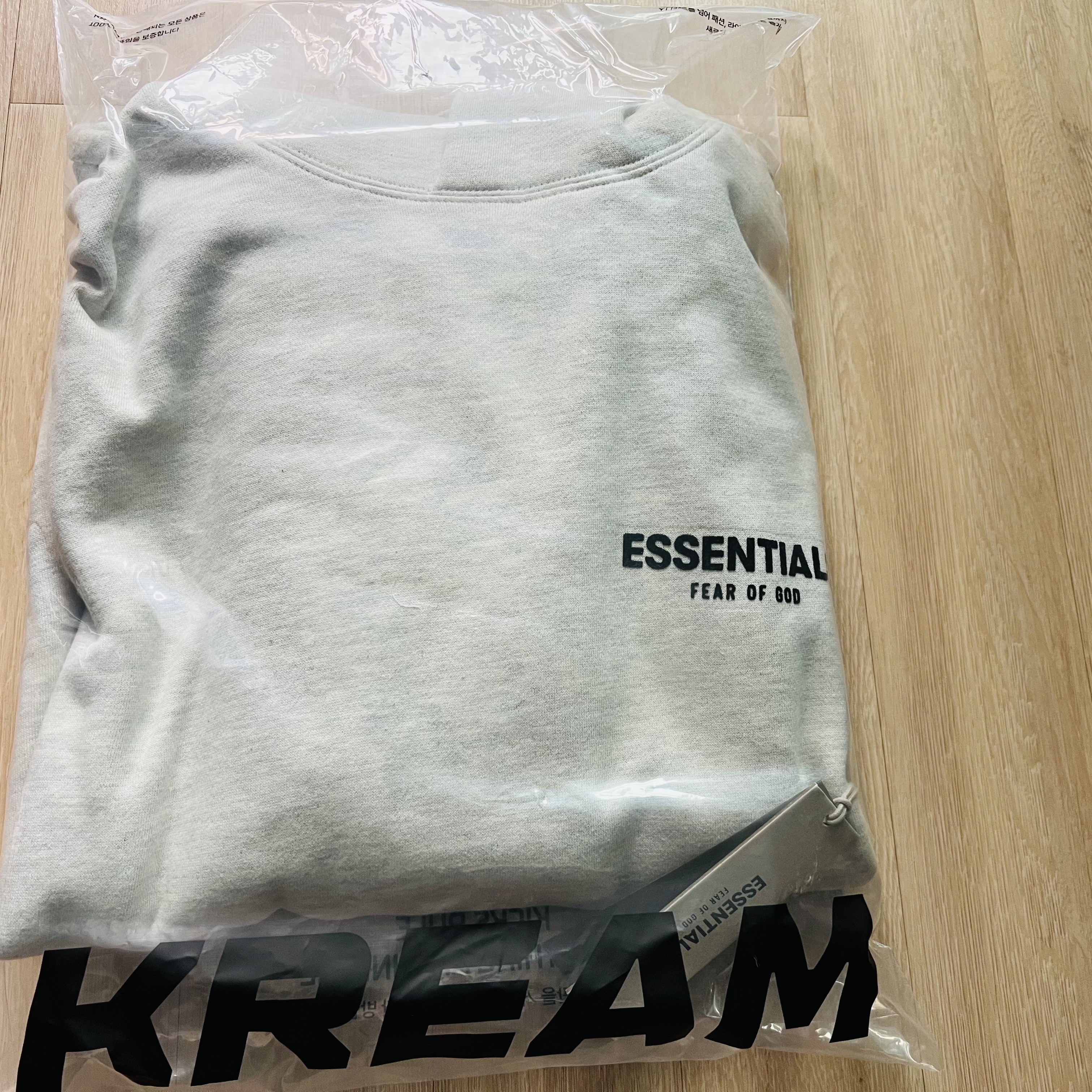 Essentials The Core Collection Hoodie Light Oatmeal 착용 스타일