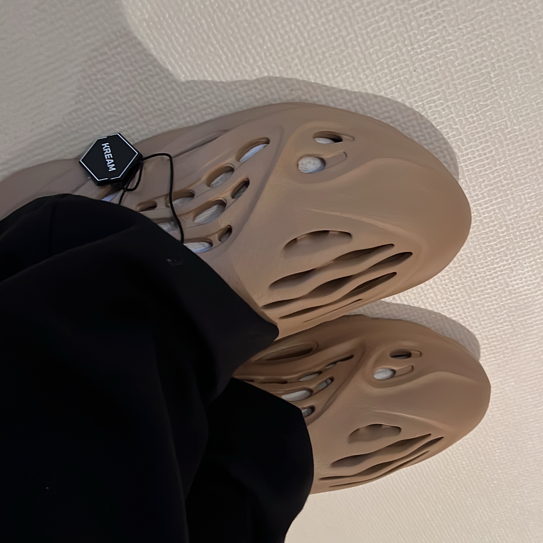 Adidas Yeezy Foam RNNR Clay Taupe 착용 스타일 - 2