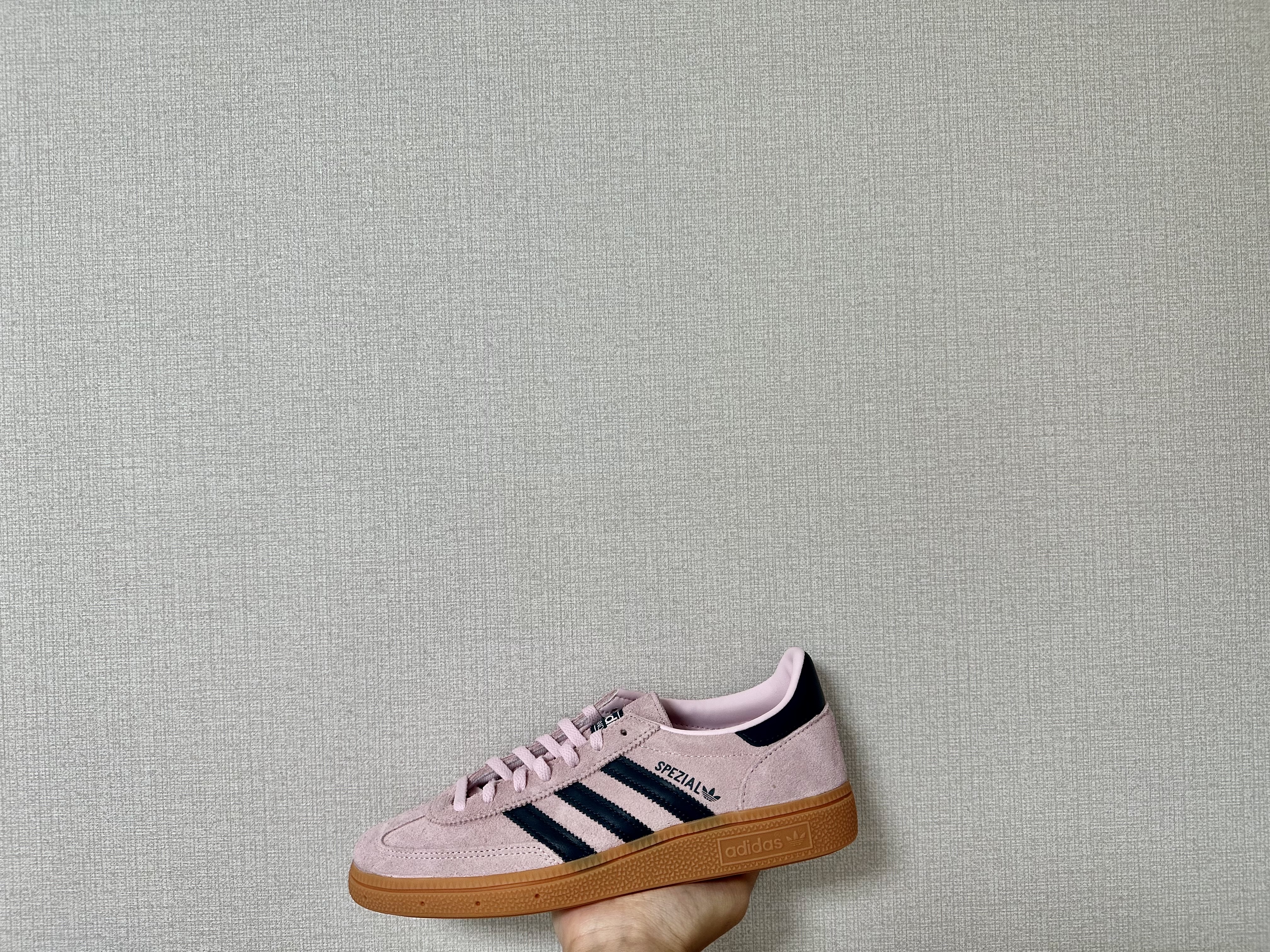 Adidas Bermuda Glow Pink, (W) Adidas Spezial Handball Clear Pink 착용 스타일 - 3