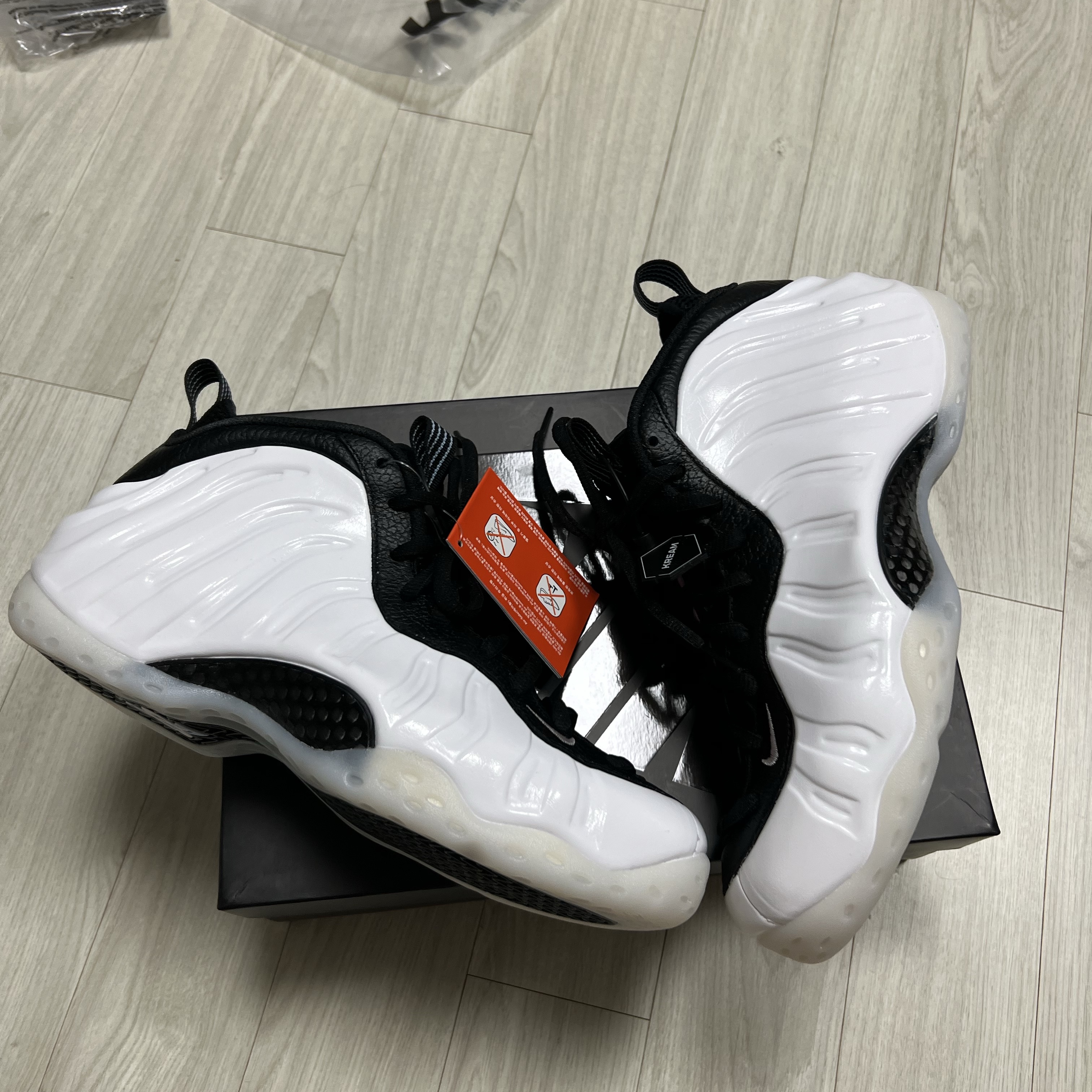 Nike Air Foamposite One White and Black 착용 스타일