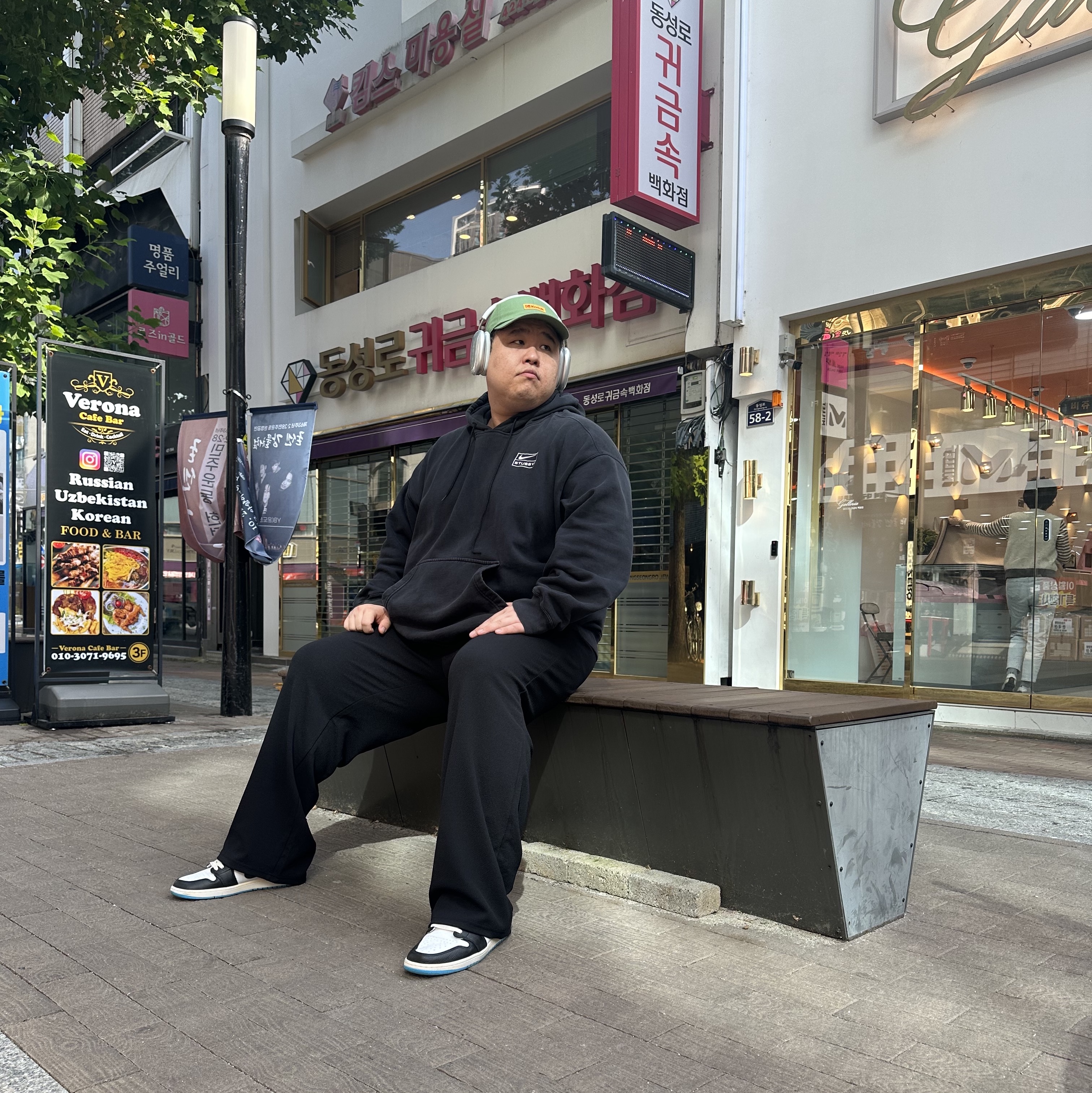 Jordan 1 Retro Low OG Black and Dark Powder Blue, Apple AirPods Max Lightning Silver (Korean Ver.) 착용 스타일