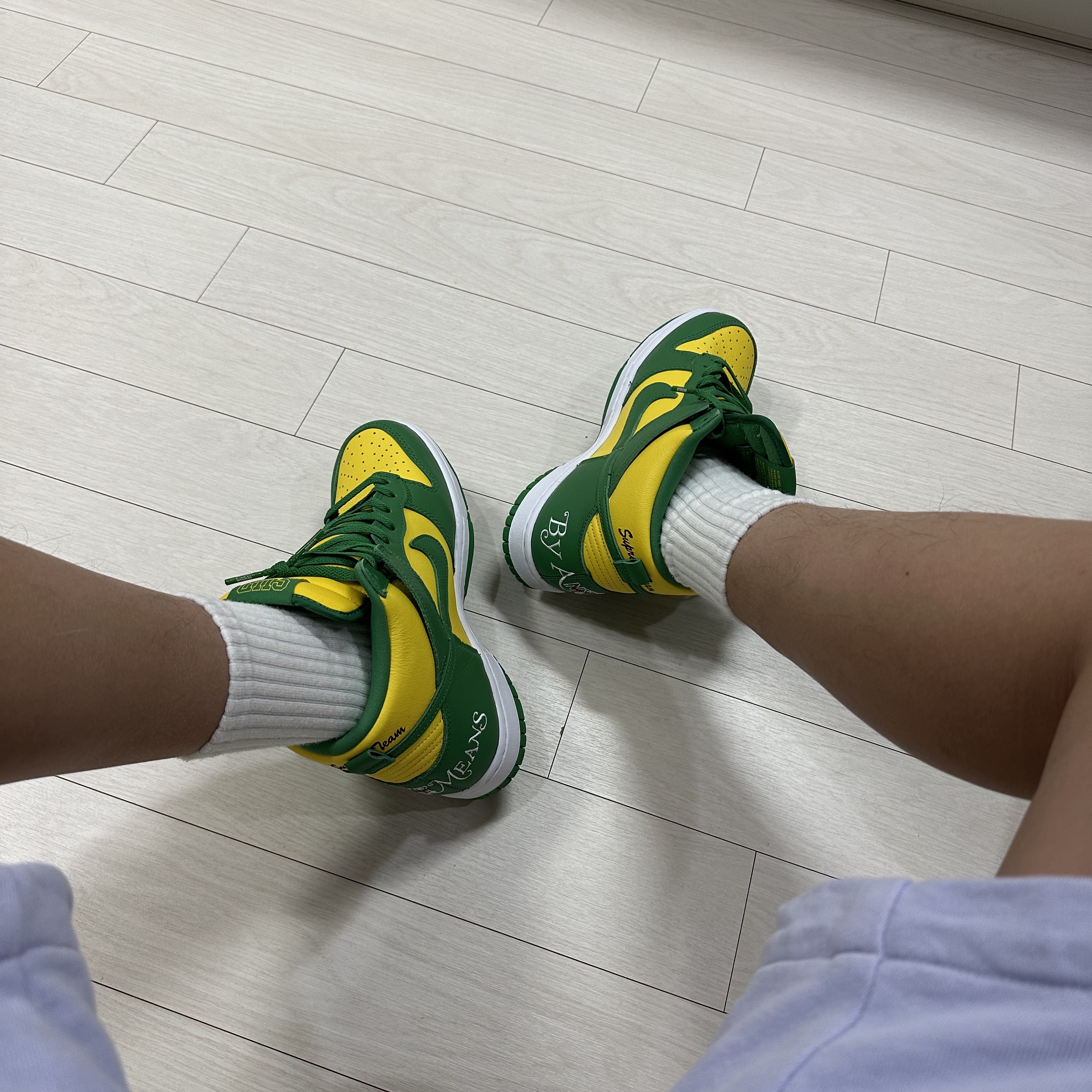 Nike x Supreme SB Dunk High OG QS By Any Means Varsity Maize Pine Green, Kenzo Paris Baseball Cap Beige 착용 스타일 - 2