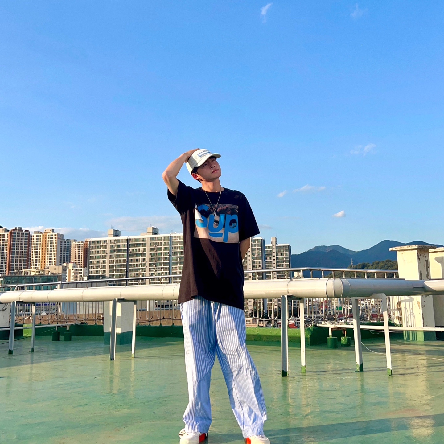 Supreme 2-Tone Corduroy Camp Cap White - 23SS, Supreme x Undercover Face T-Shirt Black - 23SS 착용 스타일