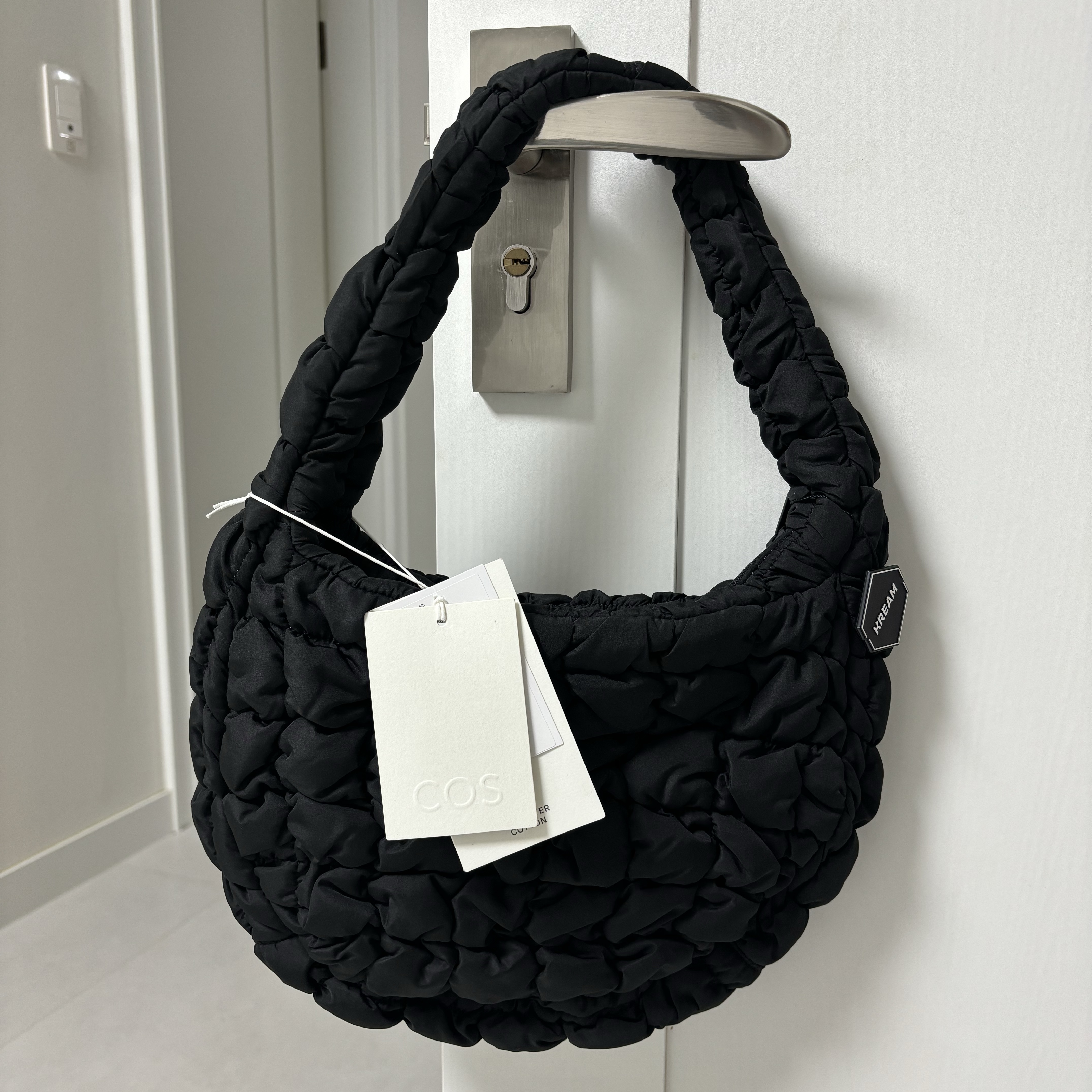 COS Quilted Mini Bag Black 착용 스타일