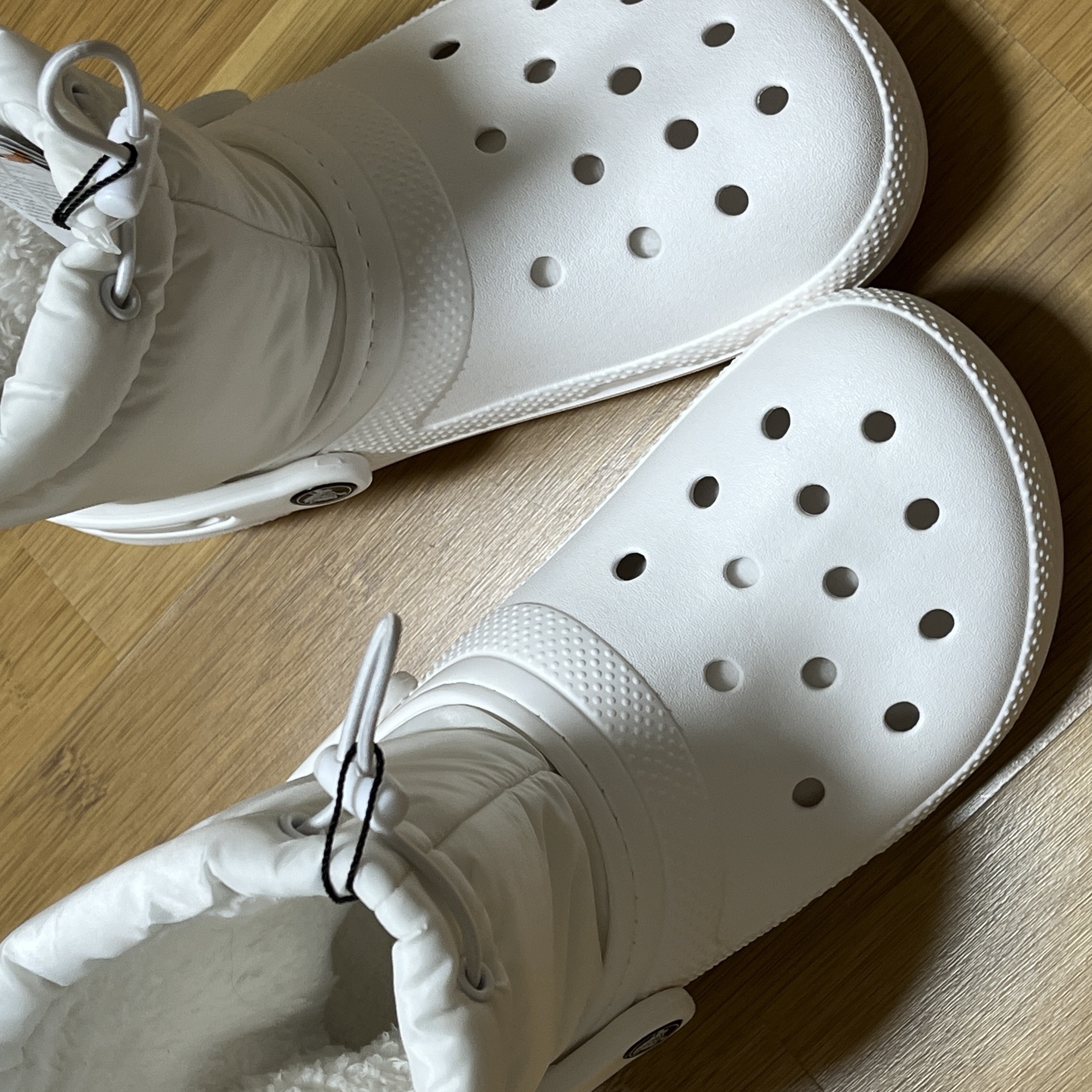 Crocs Classic Lined Neo Puff Boot White 착용 스타일 - 2