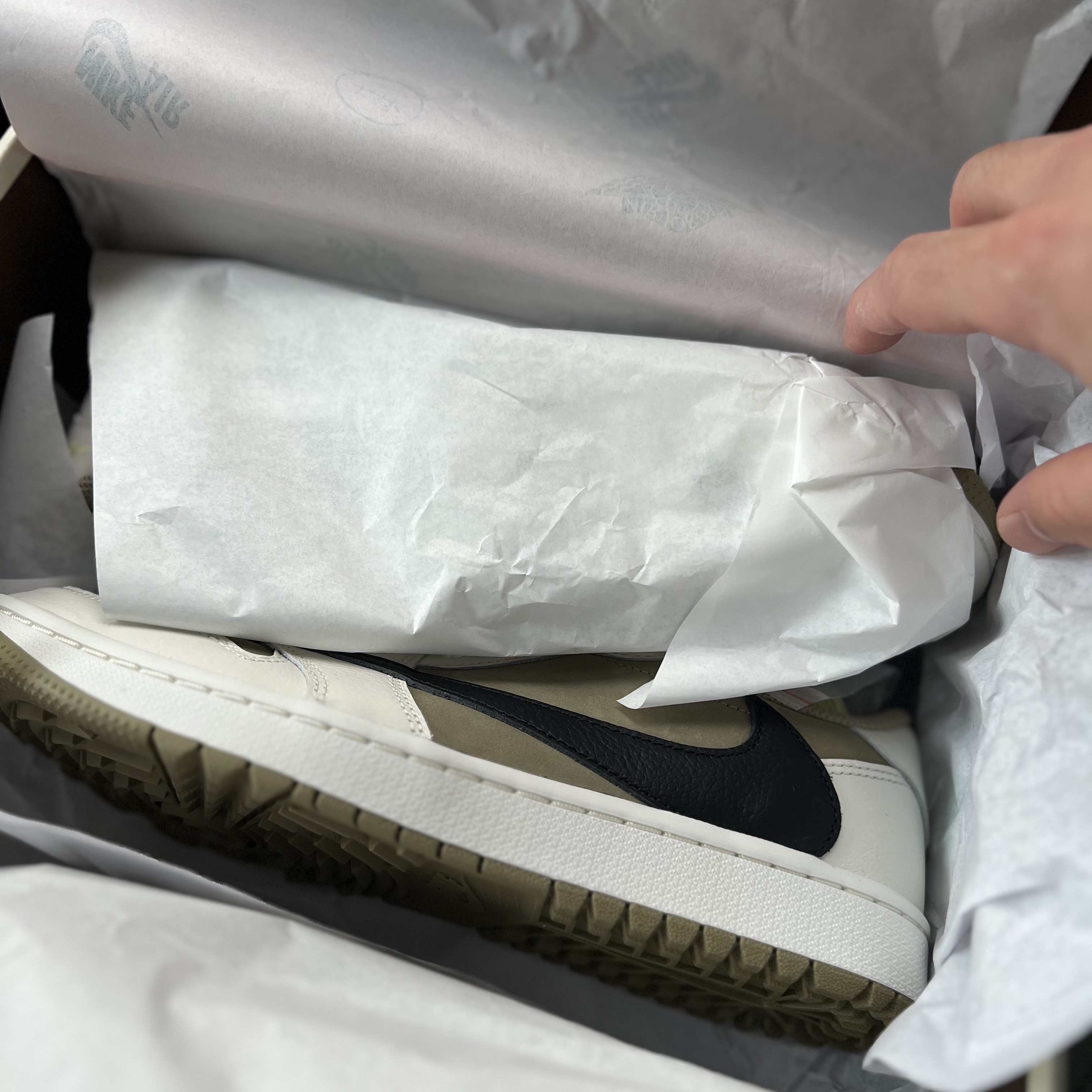 Jordan 1 x Travis Scott Retro Low Golf NRG Neutral Olive 착용 스타일 - 4